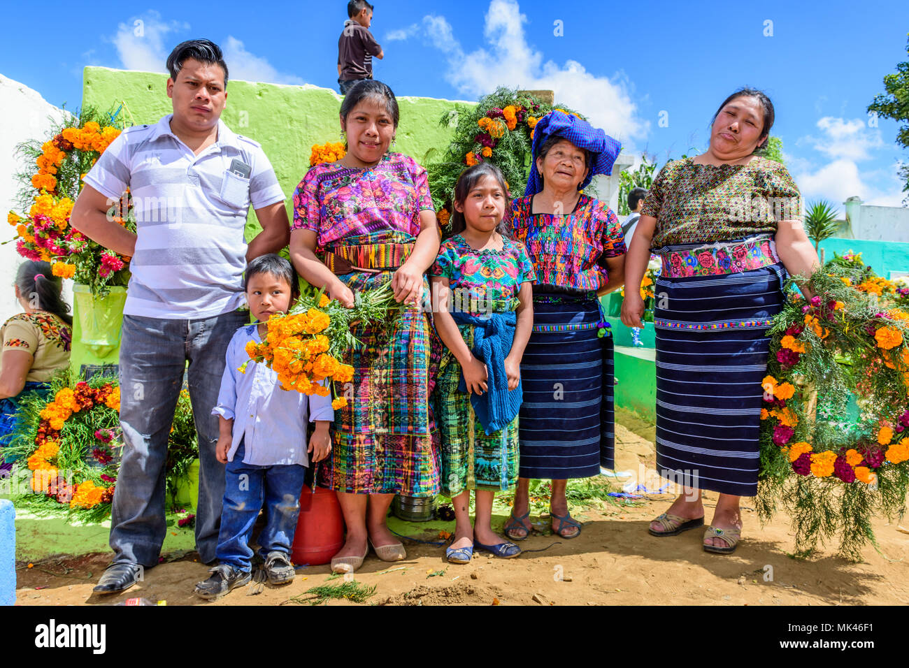 Santiago Sacatepequez, Guatemala - 1 Novembre 2017: famiglia indigena vestito in abiti tradizionali nel cimitero il giorno di Tutti i Santi del. Foto Stock