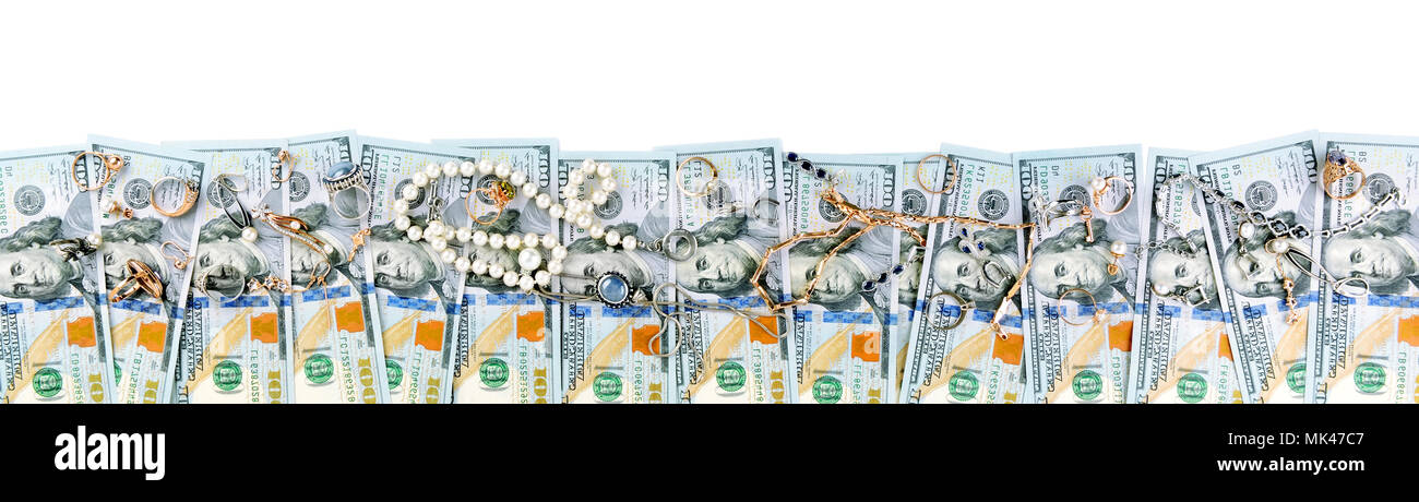 Vista dall'alto di dollari americani e di gioielleria in oro isolati su sfondo bianco. Foto Stock