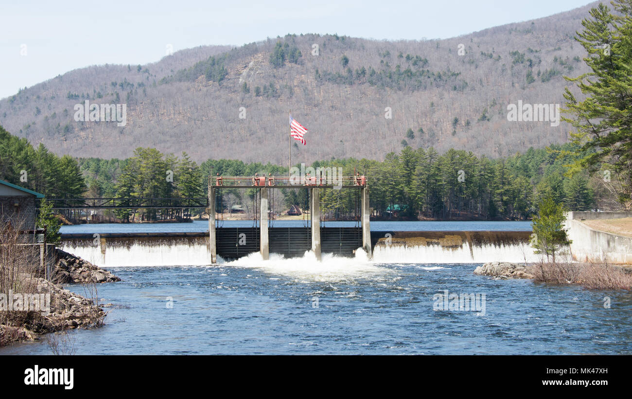 Il lago di Algonquin diga idroelettrica in corrispondenza della estremità inferiore del Lago di Algonquin sul fiume Sacandaga nella città di pozzi, NY USA durante l'acqua alta in primavera. Foto Stock