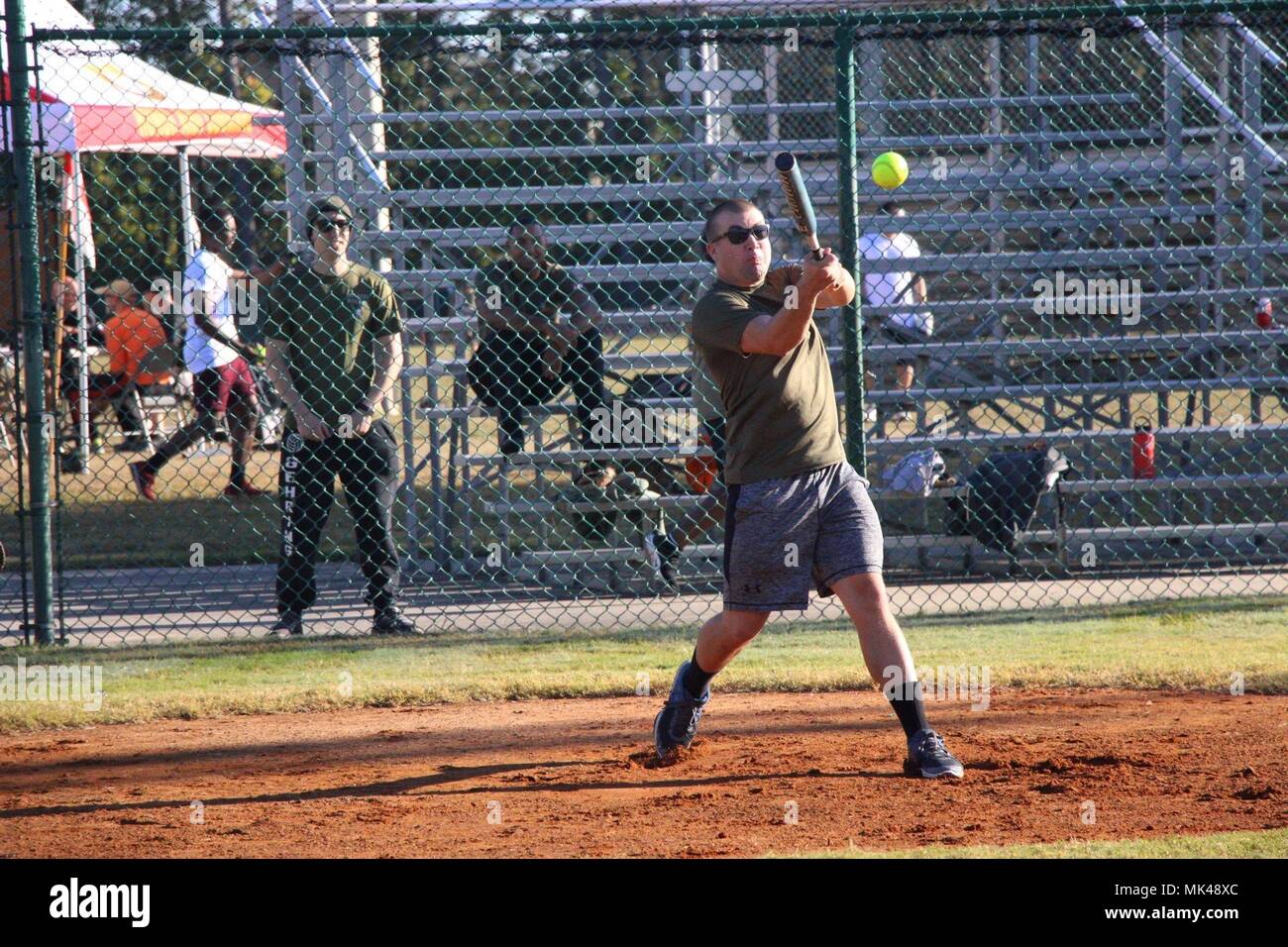 Le truppe del 6° Stormo, 8° reggimento di cavalleria, 2° Brigata corazzate contro la squadra, terza divisione di fanteria, giocare a softball durante lo squadrone organizzativa della giornata, nov. 3, a Fort Stewart, Ga. Giorni organizzativa costruire unità e coesione morale ed è una opportunità per i soldati e le loro famiglie a interagire al di fuori del lavoro. (U.S. Esercito Foto di PFC. Regan Riggs / rilasciato) Foto Stock