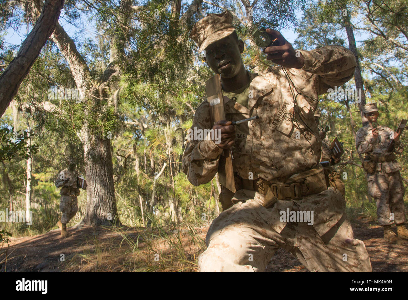 Un U.S. Marine Corps reclutare con India Company, 3° Battaglione, reclutamento di formazione reggimento, attraversa un fossato a Elliot's Beach in Marine Corps reclutare Depot, Parris Island, S.C., nov. 6, 2017. India Company reclute sono state completando la loro navigazione terrestre applicazione pratica con Oscar Company, 4a reclutare battaglione di formazione. Foto Stock