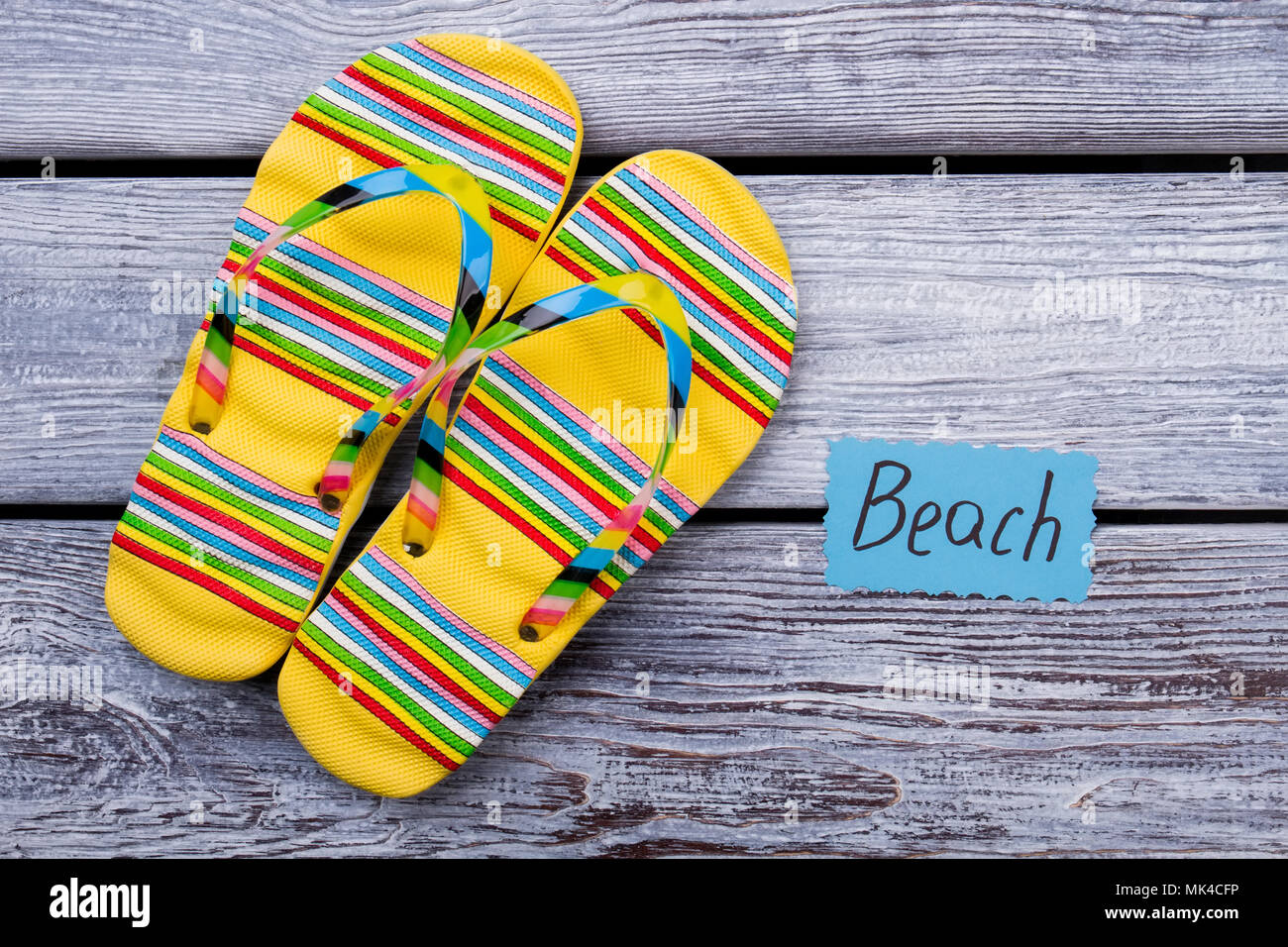 Scarpe da spiaggia concetto, giallo sandali. Appartamento laico, coppia di flip flop Foto Stock