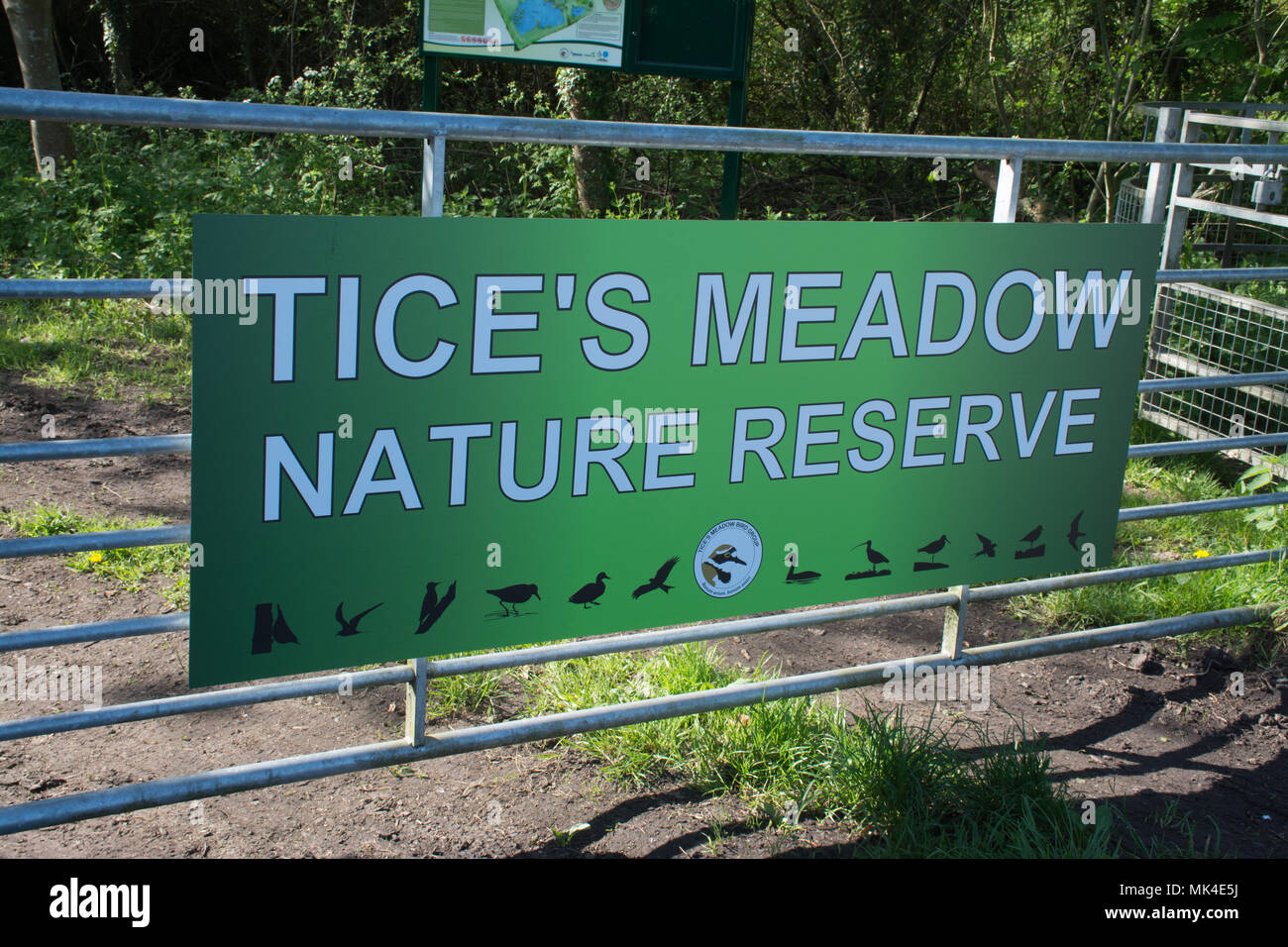 Segno sul cancello di ingresso a Tice Prato della Riserva Naturale nel Surrey, Regno Unito Foto Stock