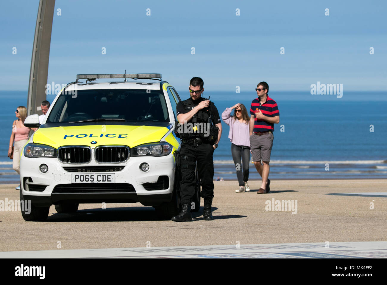 Polizia armata che interagisce con il grande pubblico sul lungomare Sul lungomare di Blackpool Foto Stock