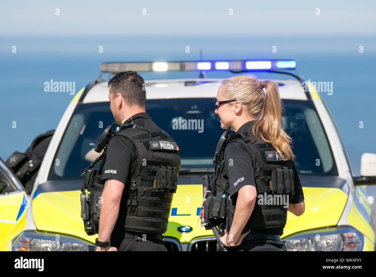 Polizia armata a interagire con il pubblico in generale sulla passeggiata sul lungomare di Blackpool Foto Stock