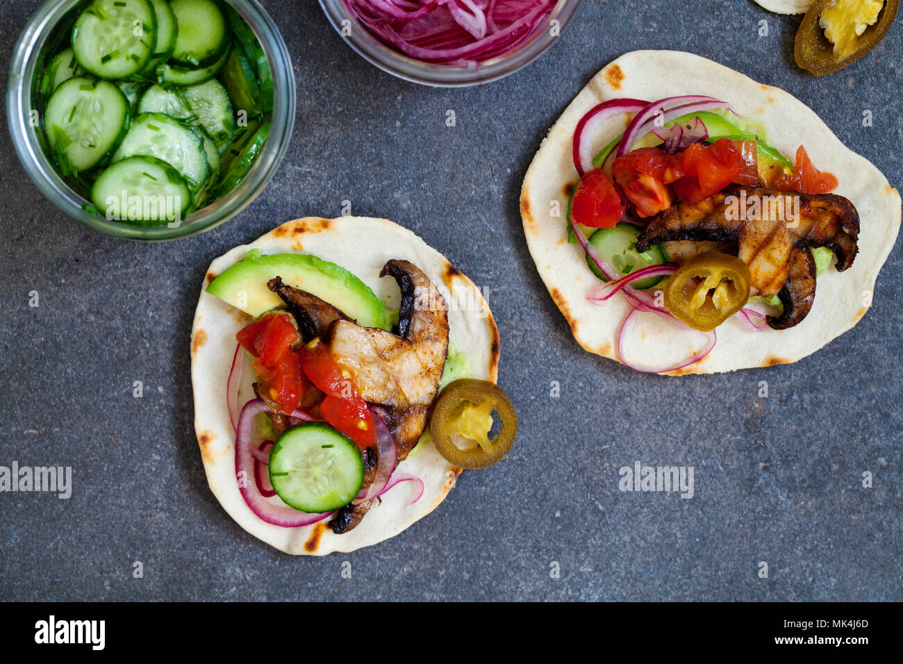 Vegan tortillas con funghi, avocado, Cipolline borretane e cetrioli Foto Stock