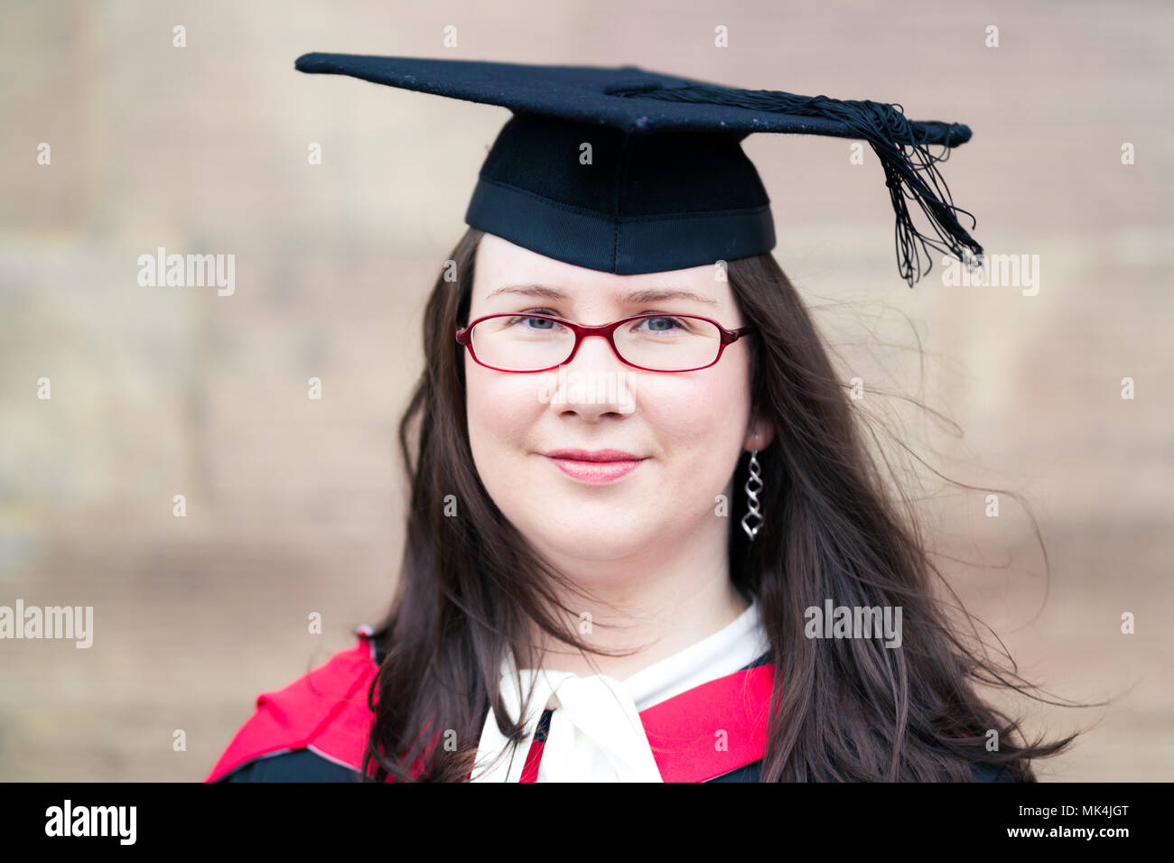 Coppia Plus-Size laureato femmina indossando Cap & camice con gli occhiali Foto Stock