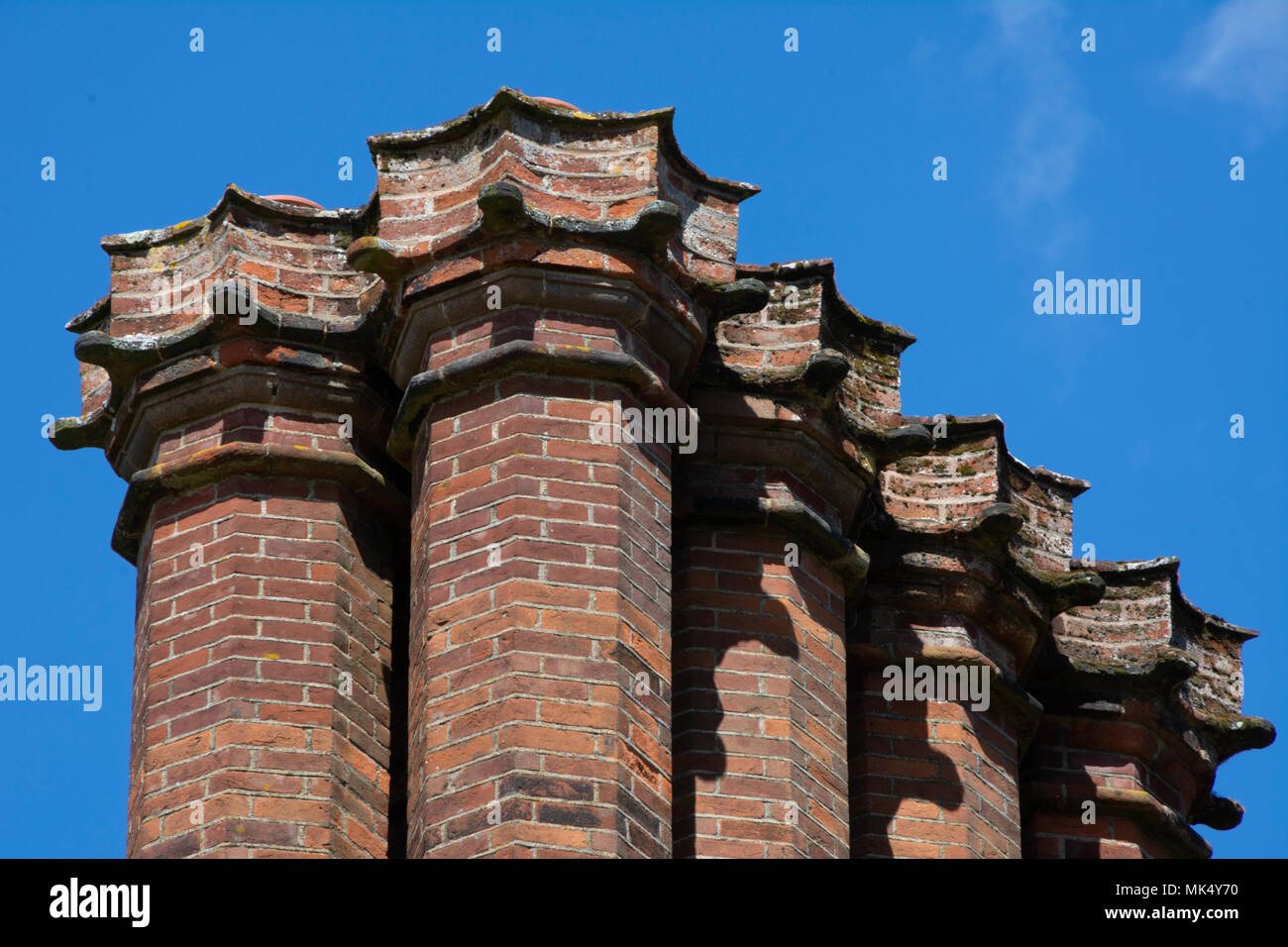 Elizabethan decorativo ciminiere in laterizio. Foto Stock