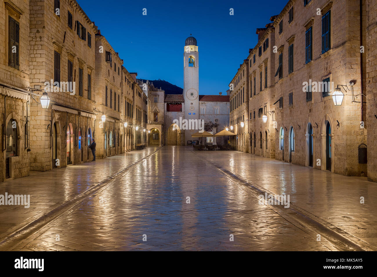 Classic vista panoramica del famoso Stradun, la strada principale della città vecchia di Dubrovnik, in una bella mattina twilight prima del sorgere del sole all'alba in estate Foto Stock