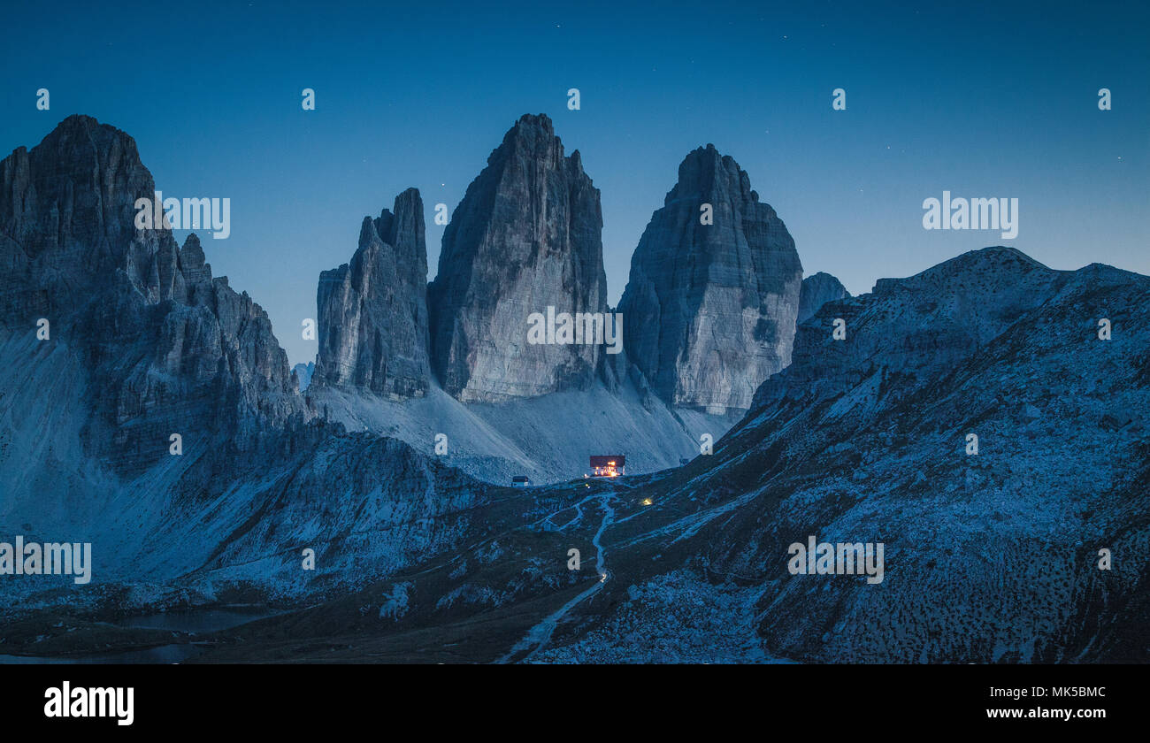 Bella vista delle famose Tre Cime di Lavaredo cime delle Dolomiti con il Rifugio Antonio Locatelli rifugio alpino di notte, Alto Adige, Italia Foto Stock