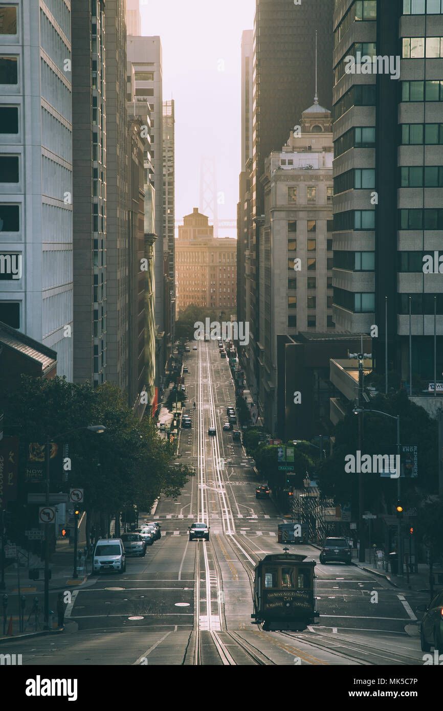 Visualizzazione classica della storica Funivia equitazione sulla famosa California Street nella luce del mattino al sorgere del sole con retro in stile vintage, San Francisco, Stati Uniti d'America Foto Stock