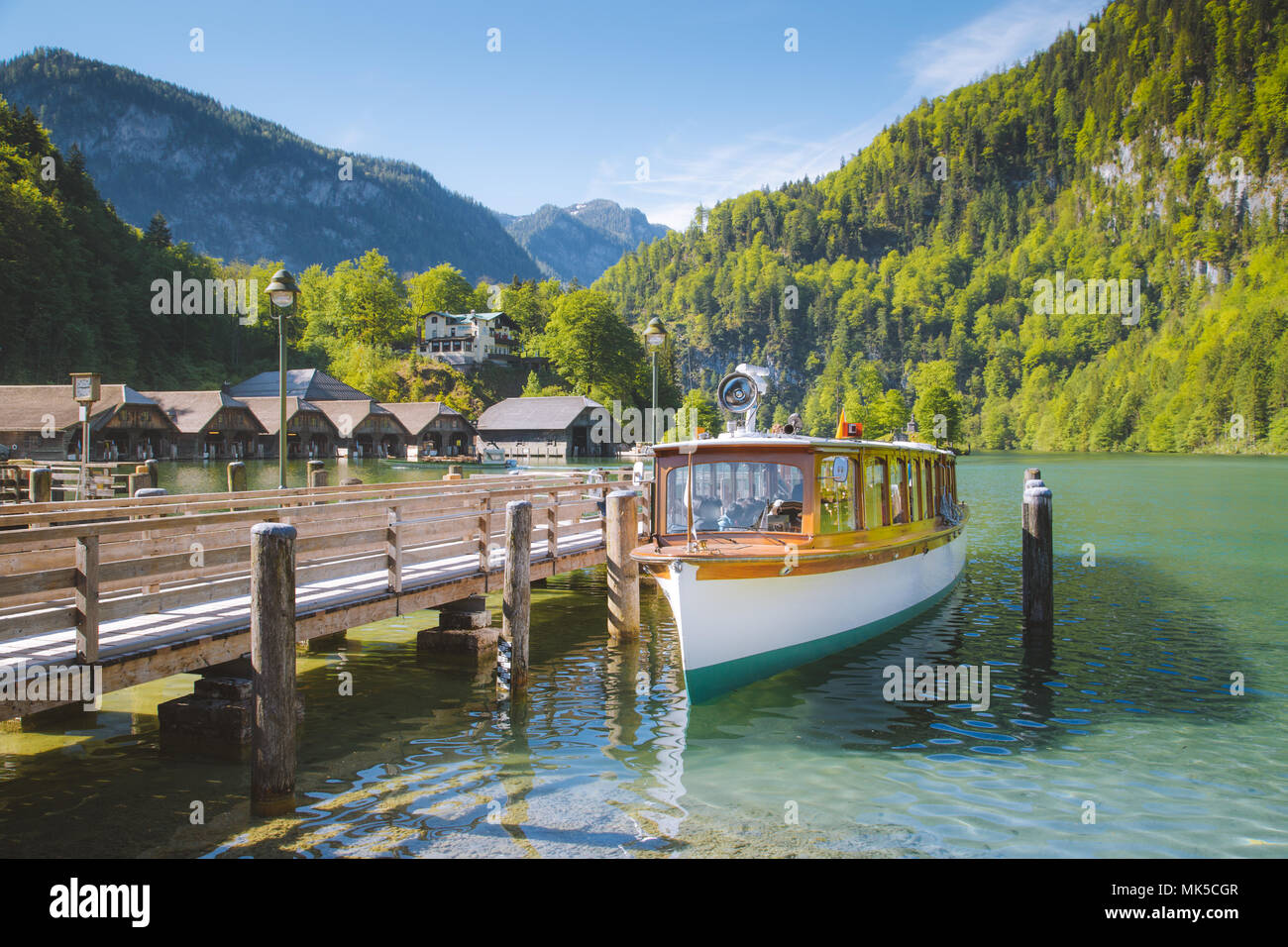 Vista panoramica della tradizionale imbarcazione di passeggeri su SCENIC Konigssee lago in una bella giornata di sole in estate, Baviera, Germania Foto Stock