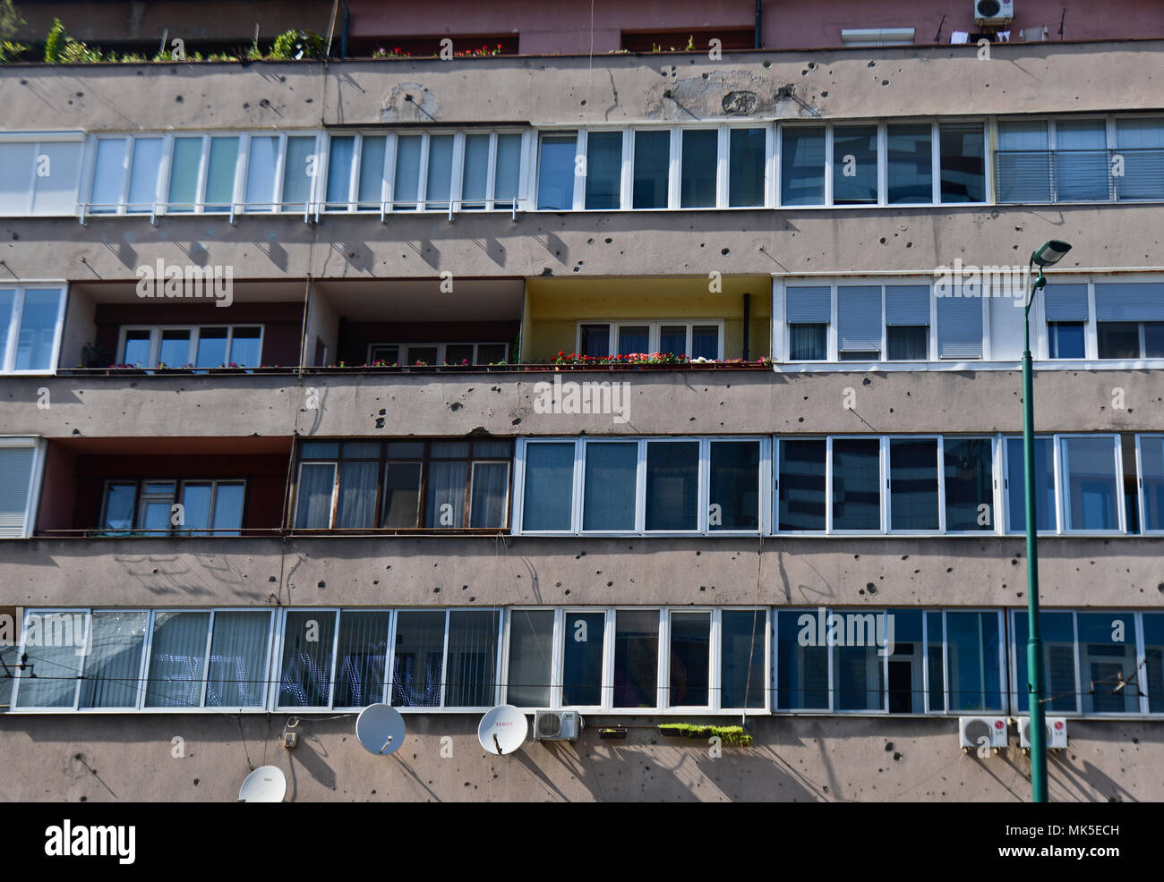 Sniper fori di proiettile in una facciata di un edificio, Sarajevo, Bosnia Foto Stock