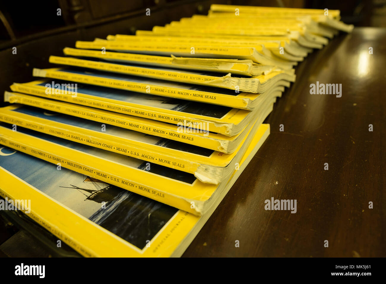Pila di riviste di giallo un vecchio usurato schierate per il puro piacere di leggere Foto Stock