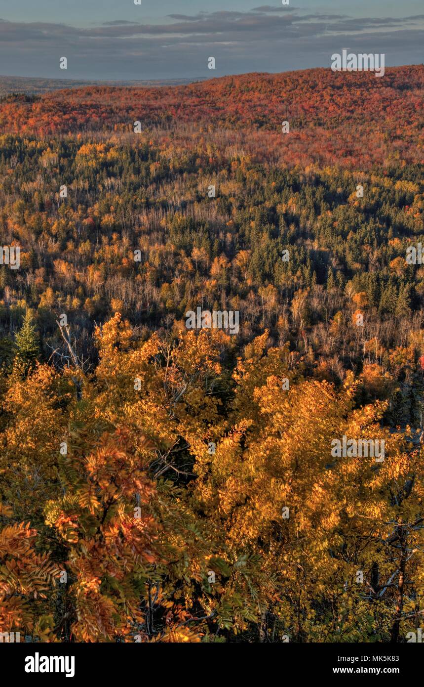 Autunno a Carlton picco delle montagne a dente di sega nel nord del Minnesota sulla sponda nord del Lago Superior Foto Stock