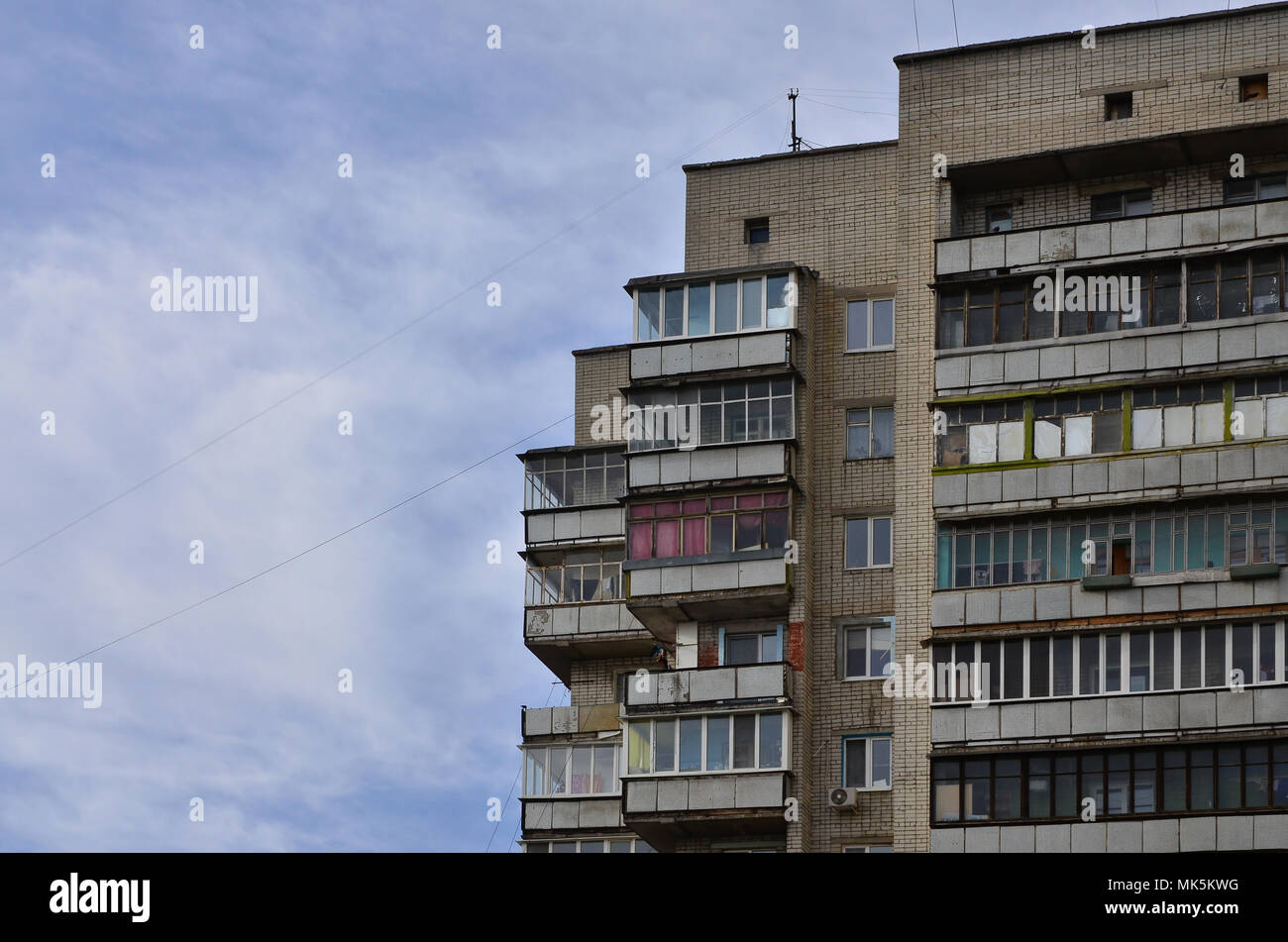 Foto di un vecchio mattone multi-storey apartment house in una mal-regione sviluppata dell'Ucraina o Russia. Obsoleto un edificio a più piani (hostel) contro Foto Stock