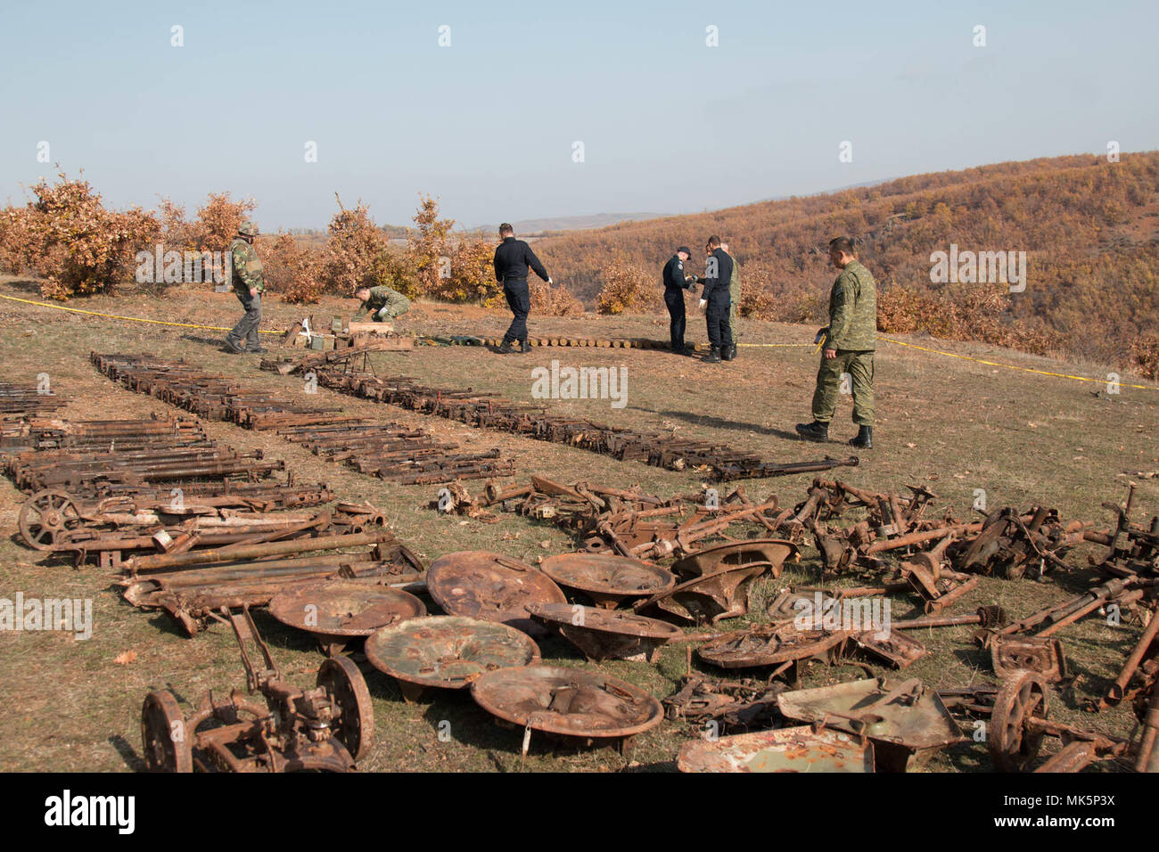 In Kosovo di forze di sicurezza l'eliminazione degli ordigni esplosivi, Kosovo polizia esplosivi improvvisati device-sconfitta, E DEGLI STATI UNITI EOD squadre lay out e inventario di oltre 1.100 armi, componenti di armi e ordigni bellici inesplosi scoperto in una cache vicino Verbove, Kosovo nov. 6. Foto Stock