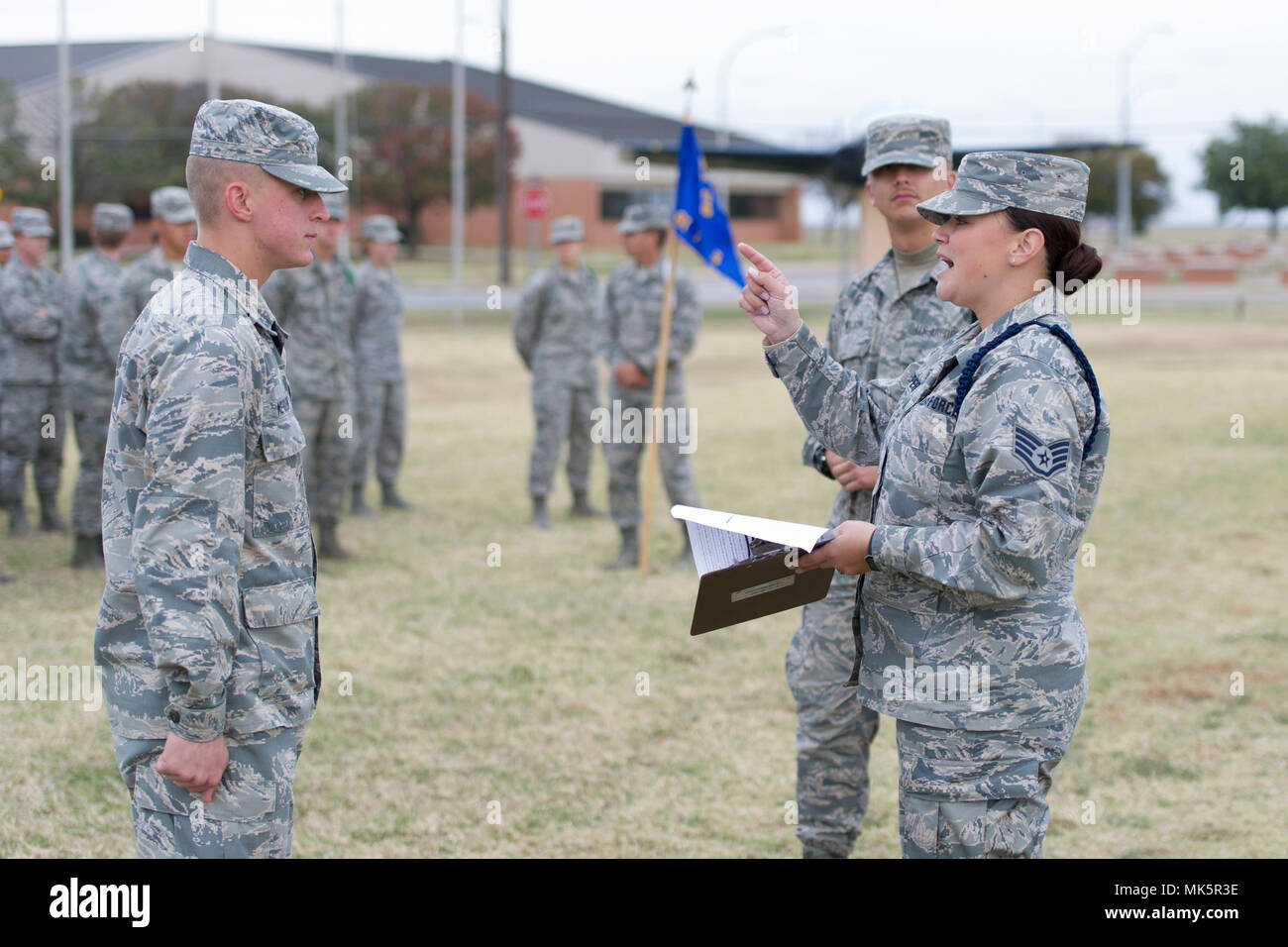 Il personale Sgt. Christie Cooper, una 361 Squadrone di formazione formazione militare leader, incarica AirmanValentine Metlenko sulla sua posizione durante il veterano del giorno sfilata delle pratiche di Sheppard Air Force Base in Texas, 7 nov. Il veterano del giorno si svolgerà giovedì nov. 9, ed è in onore di tutti i militari che hanno sempre servito. (U.S. Air Force foto di Alan R. Quevy) Foto Stock