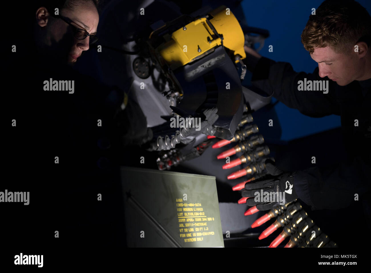 Oceano atlantico (nov. 8, 2017) Fire Controlman 3rd Class Leighna Camere di Helena, Montana, e Fire Controlman 2a classe Cody Benton di Hammond, Louisiana, caricare il close-in weapon system con 20 mm di tungsteno, Mark 244 mod 0 giri in preparazione per un'esercitazione a fuoco a bordo dell'assalto anfibio nave USS Iwo Jima (LHD 7). Iwo Jima, componenti di Iwo Jima Amphibious Ready Group e la ventiseiesima Marine Expeditionary Unit stanno conducendo un composito combinato unità di addestramento di esercizio che è il culmine della formazione per la Navy-Marine Corps team e certificherà per la distribuzione. (U.S. N Foto Stock