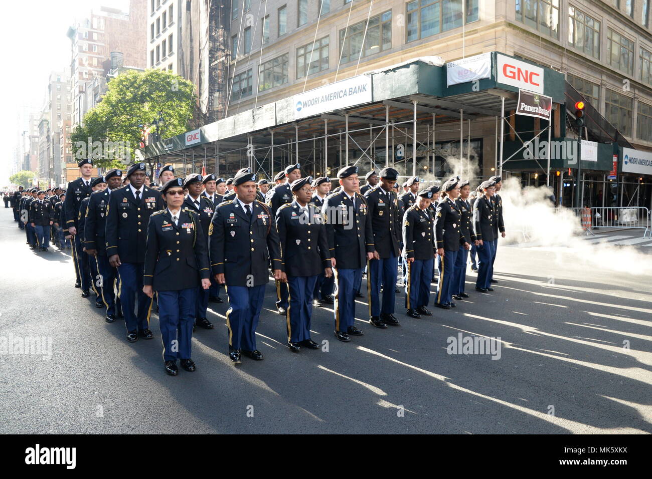 I soldati del New York esercito nazionale della guardia 369 Supporto Brigade -- "l'Inferno di Harlem Fighters'-- attendere l'inizio della città di New York i veterani parata del giorno su nov. 11, 2017. Oltre 500 membri della New York Army National Guard, 369 Supporto Brigata ha preso parte alla New York City veterani parata del giorno. La brigata restituito da una decina di mese la distribuzione in Kuwait nel mese di luglio. ( U.S. Foto dell'esercito da Capt. Jean Marie Kratzer) Foto Stock