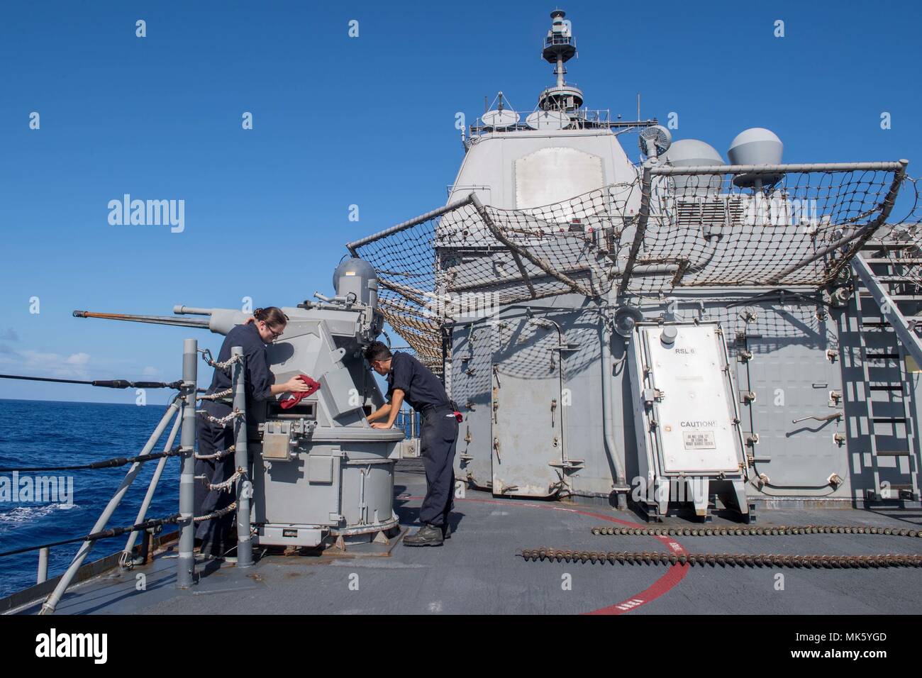 171108-N-VR594-0001 sul Mare del Sud della Cina (nov. 8, 2017) da bombardieri Mate 2a classe Antonio Carrasco, da Fremont, Ohio, e da bombardieri Mate 3° di classe Brittany Spicer, da Knightdale, N.C., eseguire interventi di manutenzione su un marchio 38 25 mm mitragliatrice a bordo della Ticonderoga-class guidato-missili cruiser USS Princeton (CG 59). Princeton è parte della Nimitz Carrier Strike gruppo su una regolare distribuzione pianificata nel 7 ° Flotta area di responsabilità a sostegno di le operazioni di sicurezza marittima e di protezione del teatro gli sforzi di cooperazione. (U.S. Foto di Marina di Massa lo specialista di comunicazione di terza classe Kelsey J. Hockenber Foto Stock