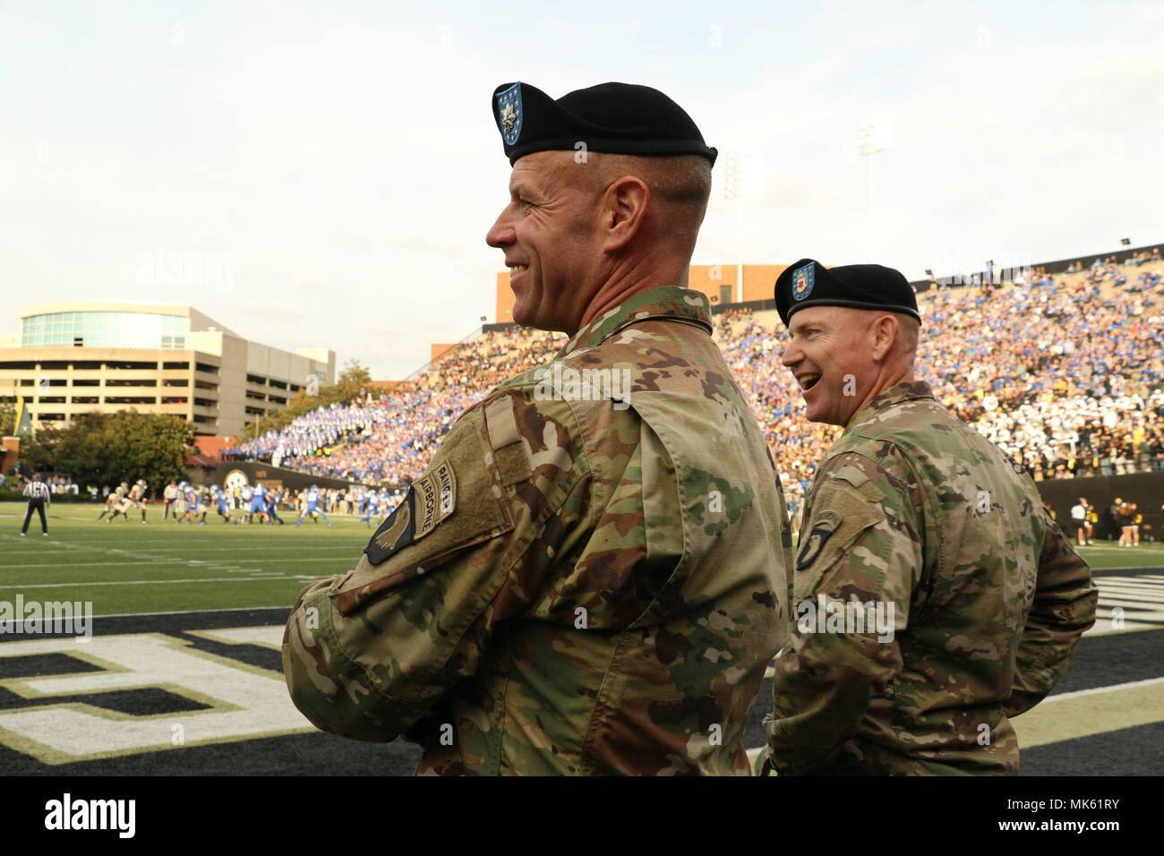 NASHVILLE, Tennessee - Lt. Col. Hugh Sollom, e il comando Sgt. Il Mag. Jonathan Simmons, il comandante e il comando sergente maggiore, rispettivamente, del secondo battaglione, XXXII Campo reggimento di artiglieria, 101st Airborne Division artiglieria, prendere in Università del Kentucky vs. Vanderbilt University del gioco del calcio, a VU, nov. 11. Vanderbilt aperto il loro stadio per il servizio attivo dei soldati e dei loro familiari nel riconoscimento dei veterani del giorno. (U.S. Foto dell'esercito da Staff Sgt. Todd Pouliot, quarantesimo Affari pubblici distacco) Foto Stock