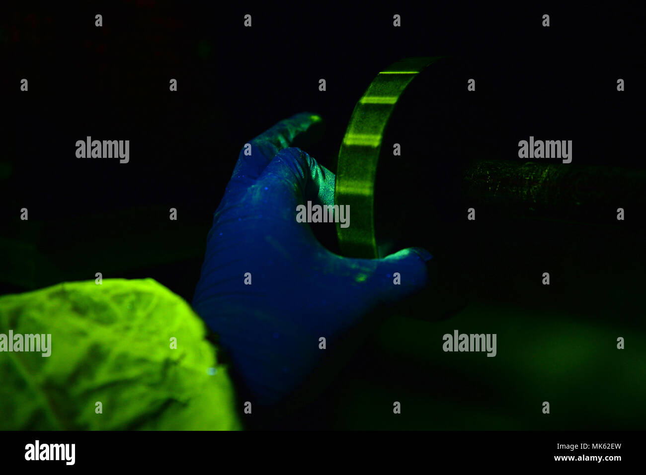 Stati Uniti Air Force Airman 1. Classe Brandon lungo, un 354squadrone di manutenzione di ispezione non distruttivi (NDI) apprendista, conduce una calibrazione giornaliera su una particella magnetica macchina nov. 8, 2017, a Eielson Air Force Base in Alaska. Costante usura e lacerazione avviene su aerei spesso senza segni visibili; le tecniche NDI aviatori utilizzare consentire loro di rilevare l'usura e identificare i problemi sui velivoli che potrebbero essere potenzialmente pericolosa per la vita se non trovato. (U.S. Air Force foto di Senior Airman Cassie Whitman) Foto Stock
