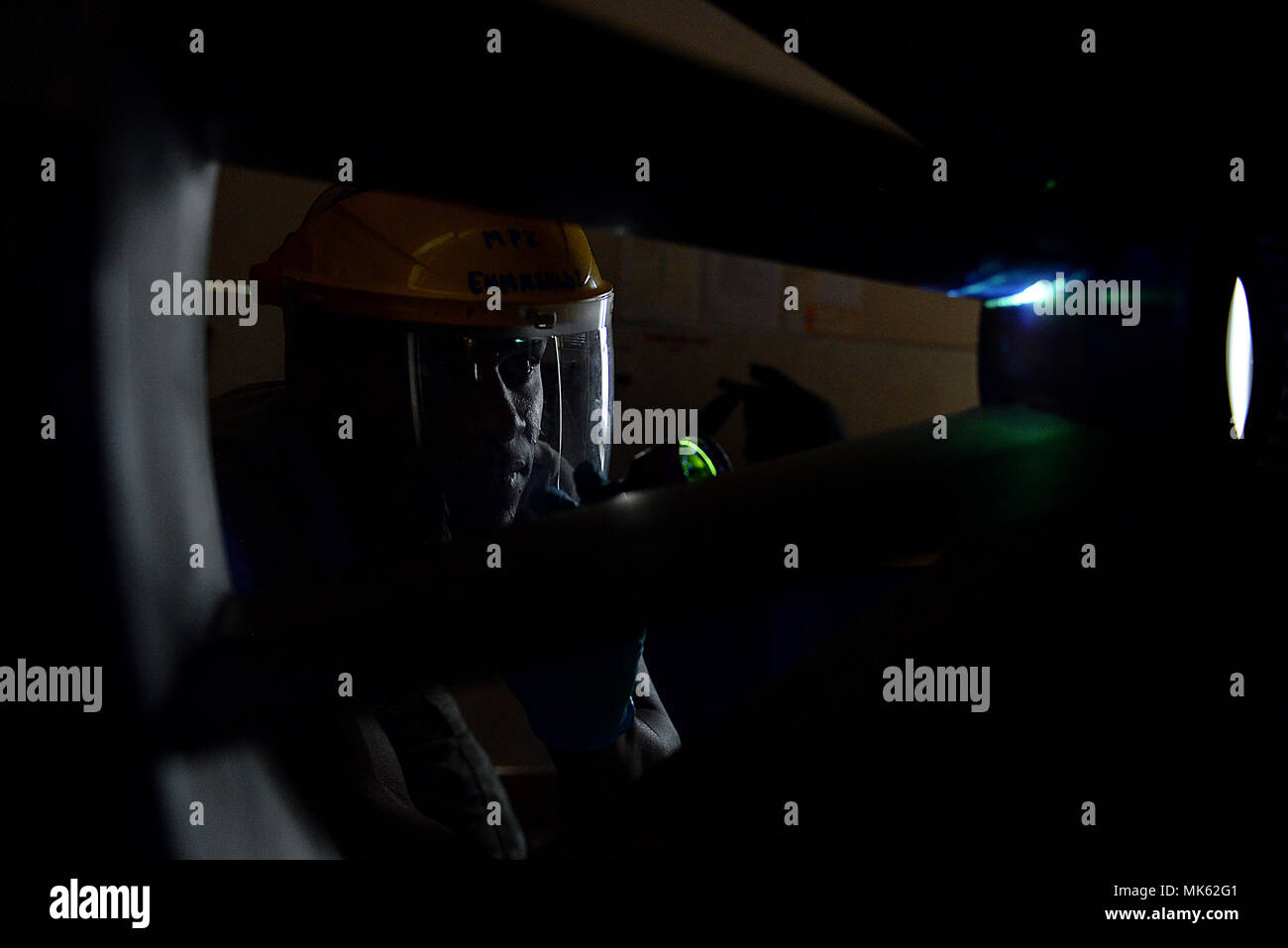 Stati Uniti Air Force Airman 1. Classe Brandon lungo, un 354squadrone di manutenzione di ispezione non distruttivi (NDI) apprendista, si verifica una spaccatura su un telaio anteriore del supporto motore nov. 8, 2017, a Eielson Air Force Base in Alaska. Costante usura e lacerazione avviene su aerei spesso senza segni visibili; le tecniche NDI aviatori utilizzare consentire loro di rilevare l'usura e identificare i problemi sui velivoli che potrebbero essere potenzialmente pericolosa per la vita se non trovato. (U.S. Air Force foto di Senior Airman Cassie Whitman) Foto Stock