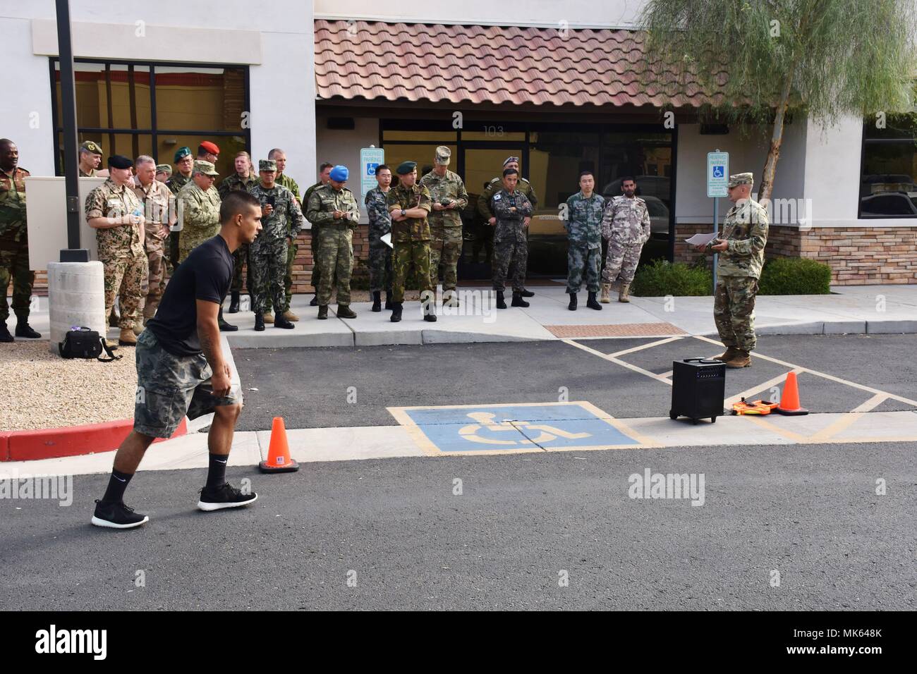 Militari stranieri attribuisce guardare, un futuro come soldato da il reclutamento di Scottsdale Center si prepara a prendere la Prova segnale acustico, come parte di una dimostrazione del lavoro di valutazione fisica Test, nov. 13, Scottsdale, in Arizona Circa 28 attribuisce stranieri hanno visitato il Phoenix Battaglione di reclutamento come parte di un esercito straniero orientamento viaggio per Washington Corps militare di Annette. La visita era parte di una settimana di viaggio in Arizona e Texas, dove il collega sta osservando la U.S. Esercito e come funziona, comprese le soste a Fort Huachuca e Fort Bliss, tra gli altri. (U.S. Phot dell esercito Foto Stock