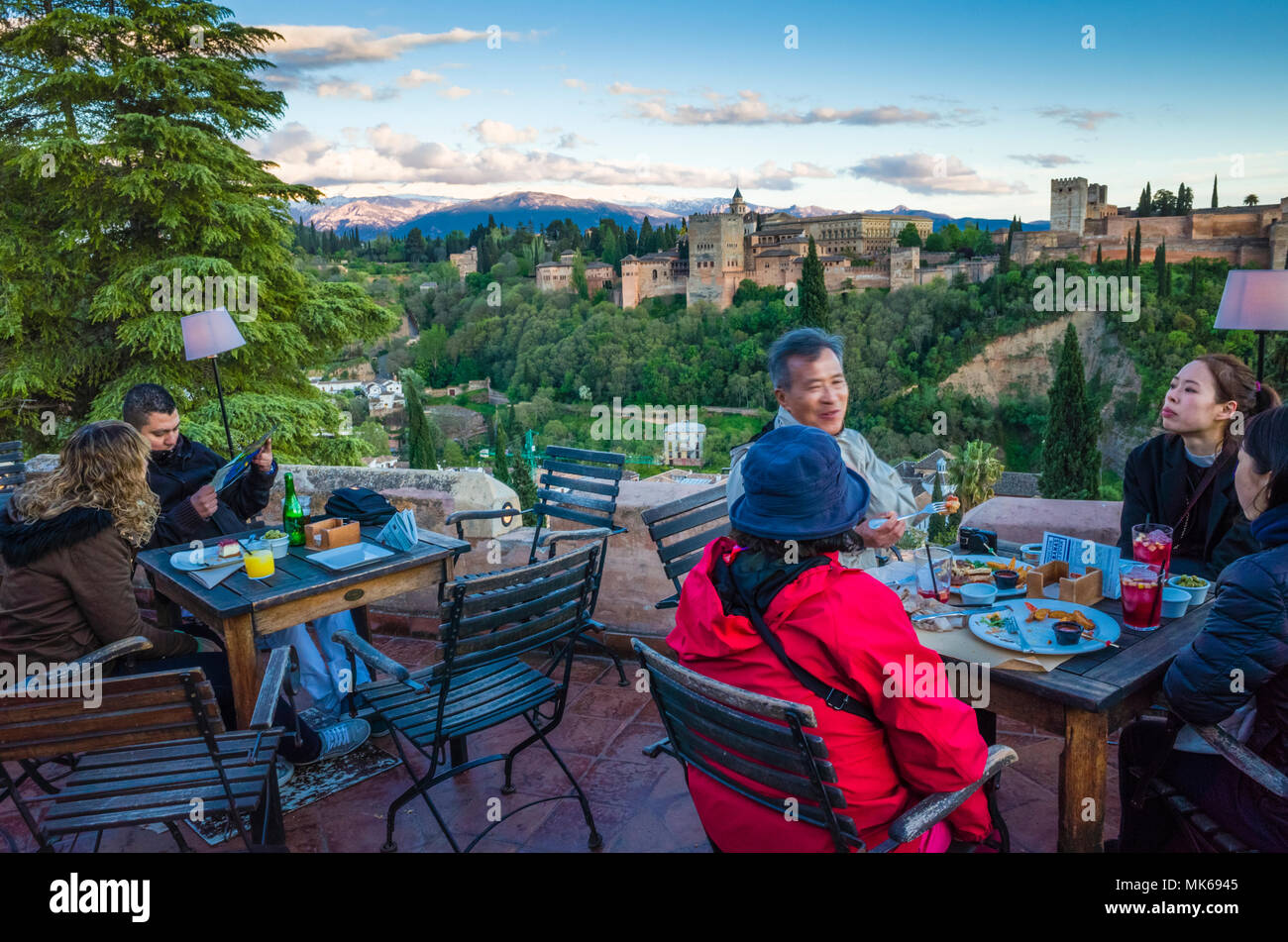 Granada, Andalusia, Spagna - Aprile 29th, 2018 : Turisti in Huerto de Juan Ranas cafe e ristorante nel quartiere Albaicin città vecchia, godetevi un panoram Foto Stock