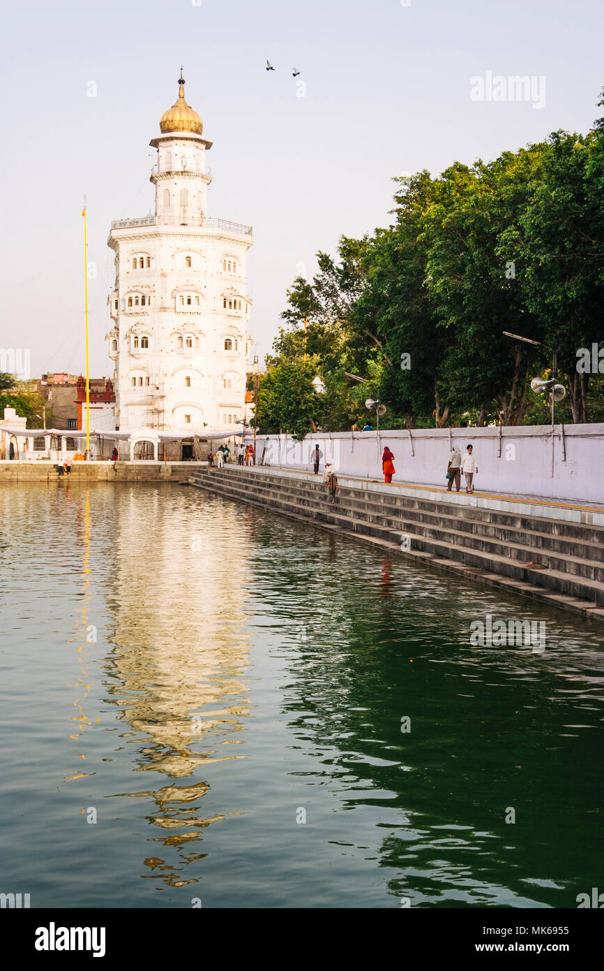 Amritsar Punjab, India : xvii secolo Gurdwara Baba Atal tower e piscina nei pressi del tempio d'oro. Foto Stock
