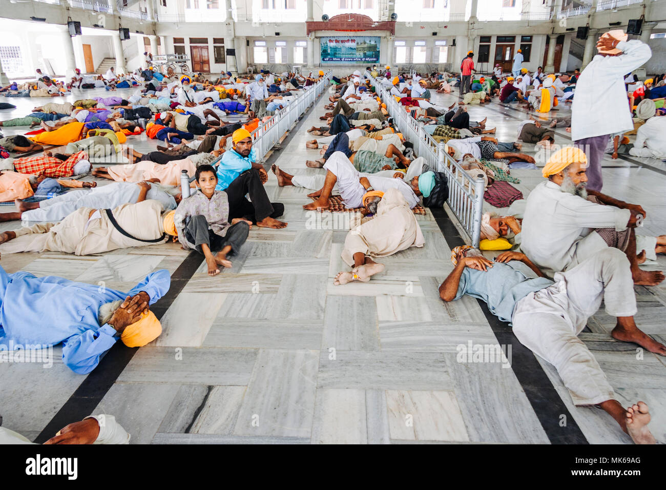 Amritsar Punjab, India : pellegrini Sikh resto nel Tempio Dorato. Foto Stock