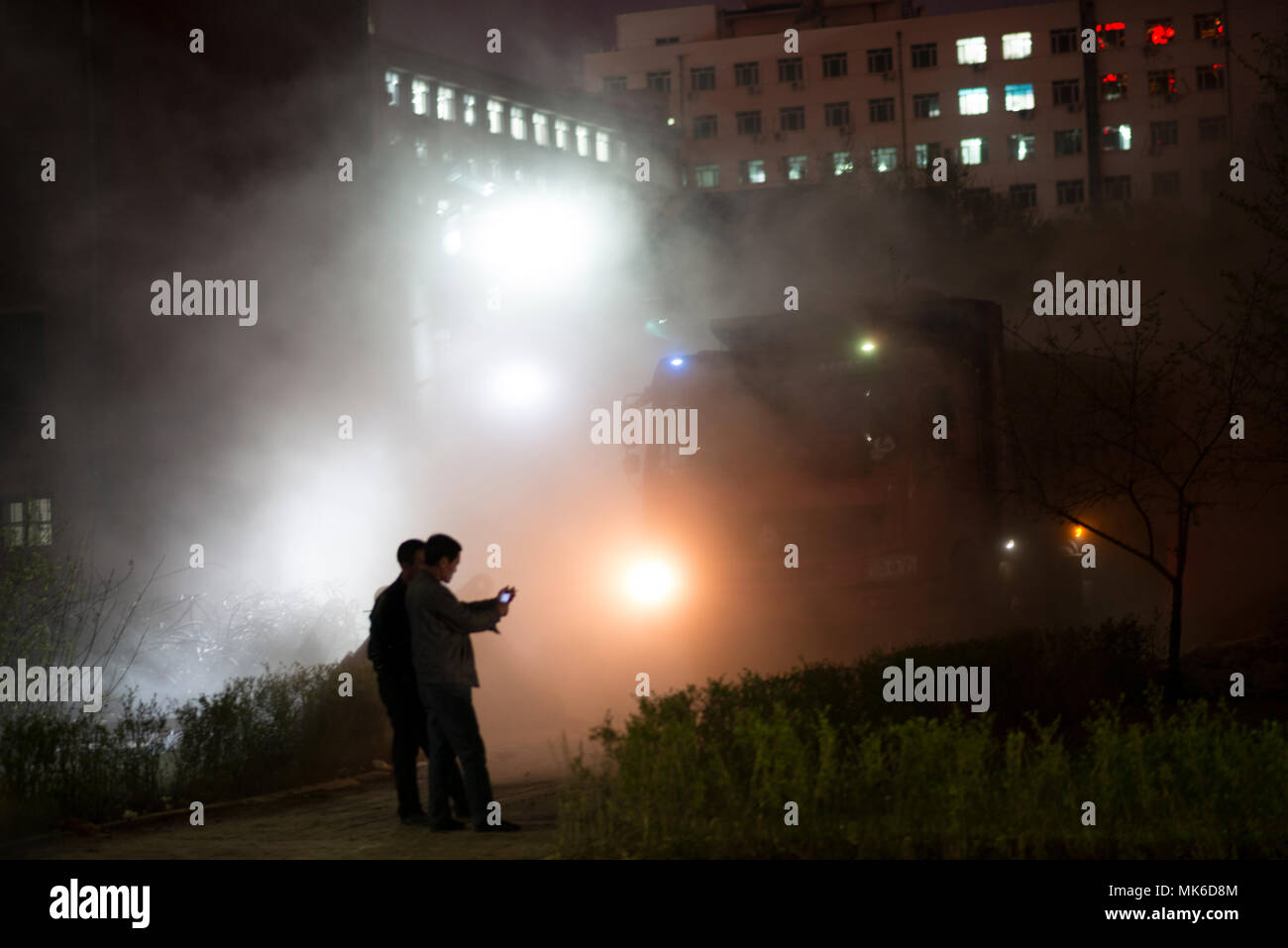 Ambientali, di notte, demolire gli appartamenti di notte, inquinamento ai residenti, no-care, 22.00, nubi di polvere Foto Stock