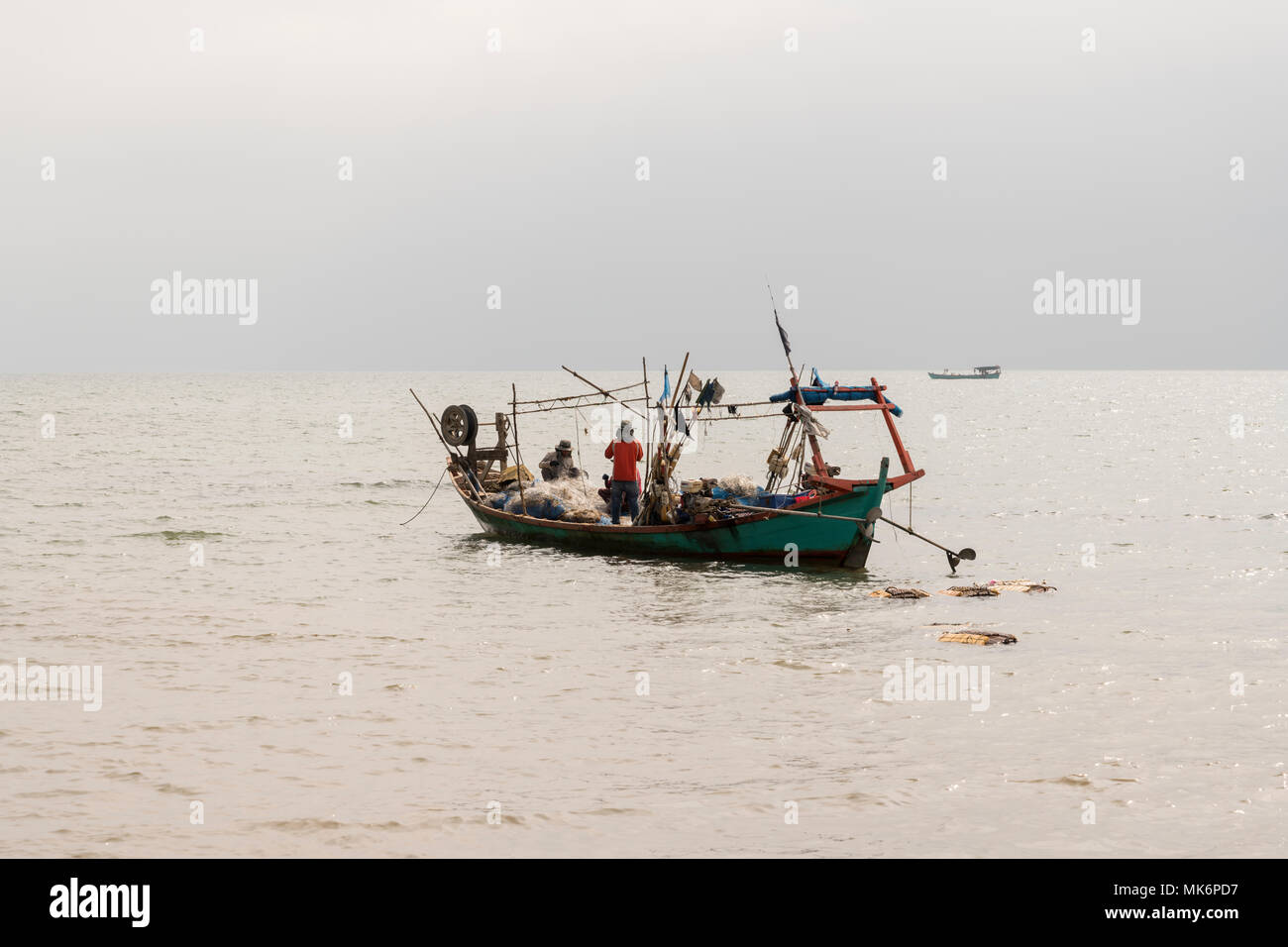I pescatori il posto barca vicino al Mercato di granchio di Kaeb Krong (o Krong Kep), Kep Provincia, Cambogia Foto Stock