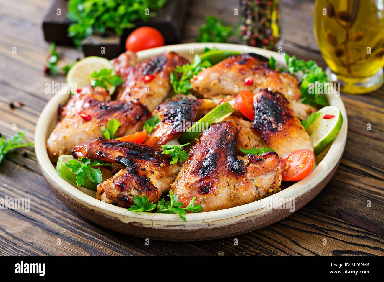 Ali di pollo di barbecue in dolcemente Sour Sauce. Il Picnic. Menù estivo. Il cibo gustoso Foto Stock