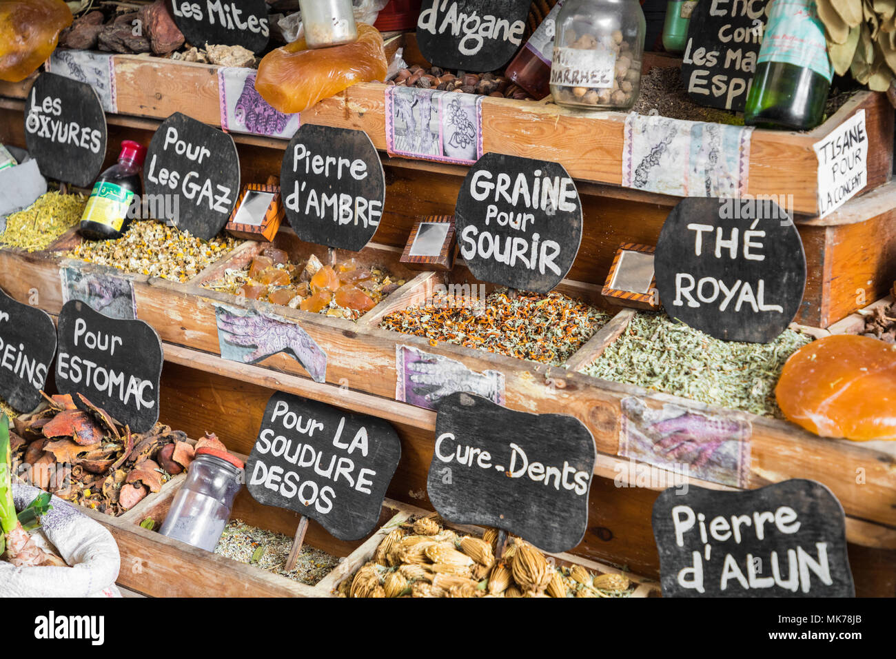 Selezione di spezie su un tradizionale mercato marocchino () souk di Marrakech, Marocco Foto Stock