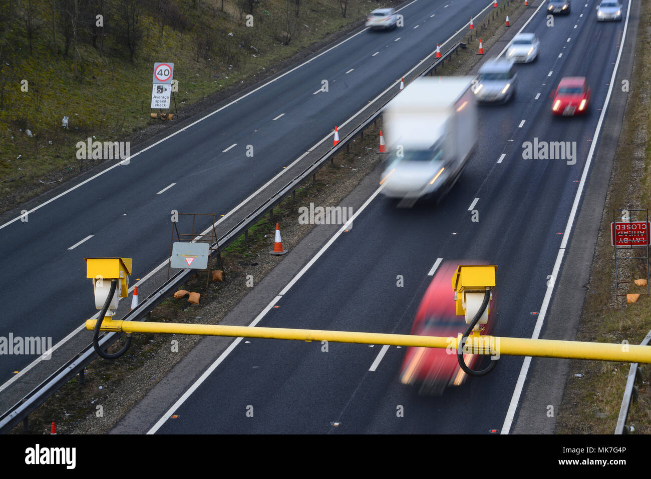 Il traffico che passa la velocità media telecamere stradali leeds Yorkshire Regno Unito Foto Stock