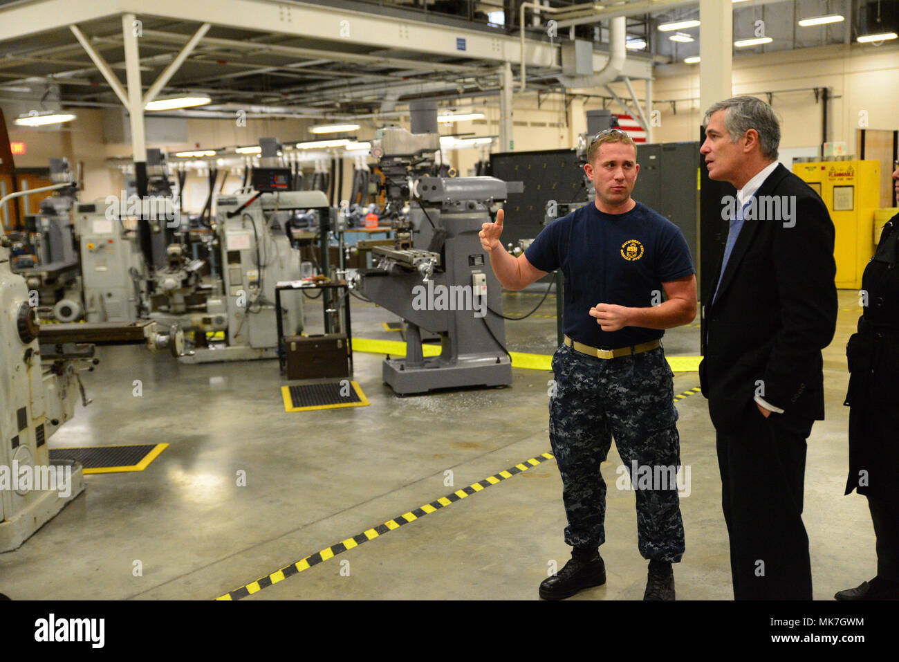 171115-N-BN978-043 grandi laghi, Il (nov. 15, 2017) Capo macchinari Repairman Brian Barr dà il sig. Alfred Gonzalez, Jr., direttore della ripartizione del personale e sviluppo, U.S. Le forze della flotta comando, un tour della superficie Warfare Officer unità di scuola (SWOSU) Grandi Laghi macchinari Repairman 'un' School nov. 15. Gonzalez ha girato SWOSU " A " Scuole a seguito di una pronta, pertinenti iniziative di apprendimento conferenza. (U.S. Navy Foto di Brian Walsh/rilasciato) Foto Stock