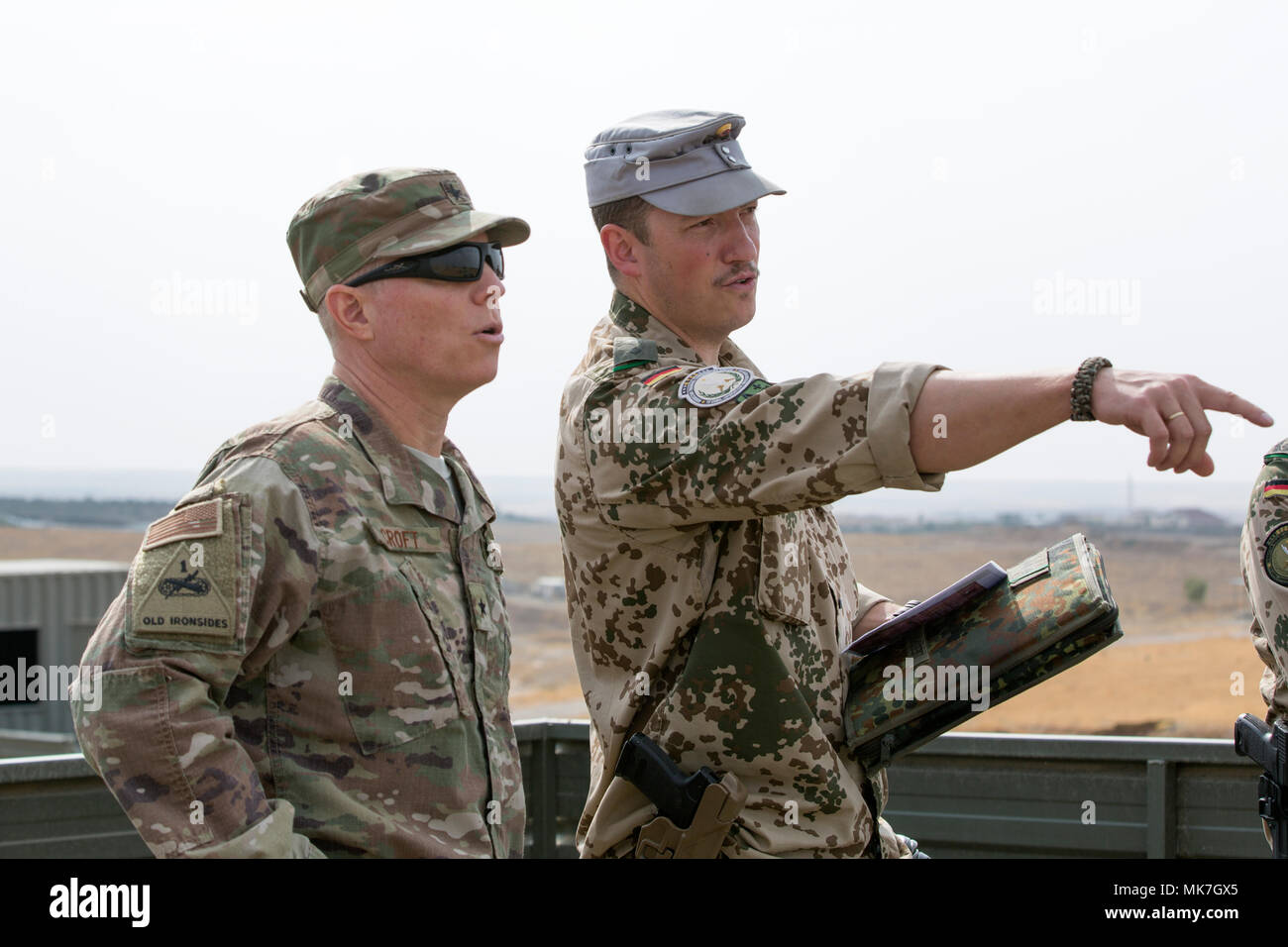 Stati Uniti Air Force Brig. Gen. Andrew A. Croft vice comandante generale di aria combinata forze congiunte terra comando di componente - Funzionamento inerenti risolvere parla con un ufficiale dell'esercito tedesco durante una revisione dell'esercito italiano ha portato alla formazione di coalizione nei pressi di Erbil, Iraq nov. 7, 2017. Questa formazione fa parte del complesso di Combined Joint Task Force - Funzionamento inerenti risolvere la costruzione di capacità del partner di missione che si concentra sulla formazione e migliorare la capacità di partnership forze che lottano ISIS. CJTF-funzione OIR è la coalizione globale per sconfiggere ISIS in Iraq e la Siria. (U.S. Esercito foto di Sgt. Tracy McKithern) Foto Stock