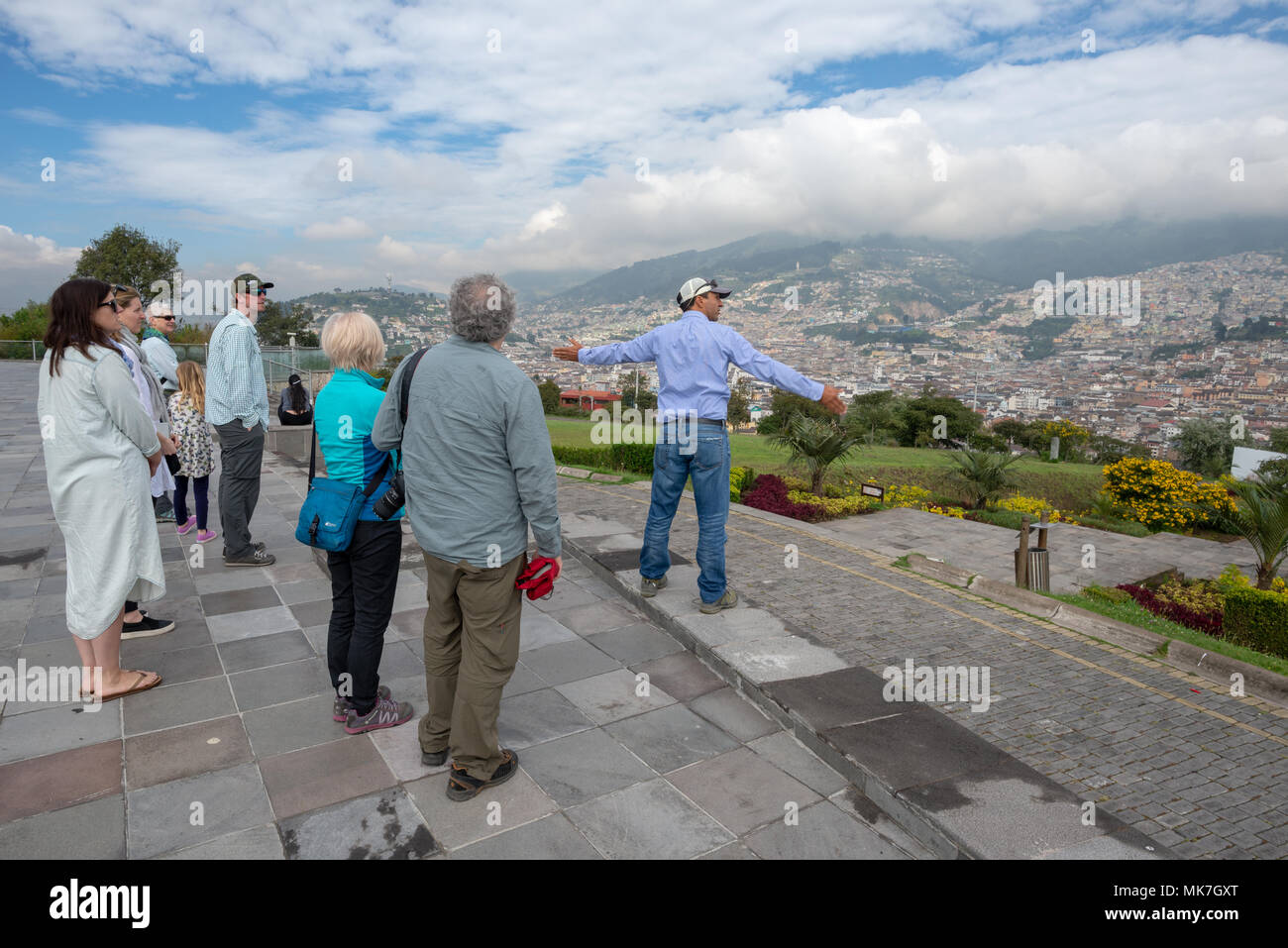 Tour guida dando un talk a turisti in Itchimbia Park, affacciato su Quito, Ecuador. Foto Stock