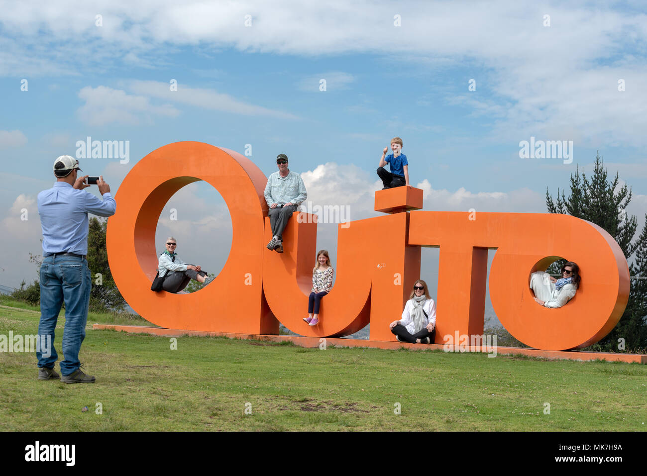 Prendere una foto di famiglia in Quito lettere nel Parco Itchimbia, Quito, Ecuador. Foto Stock