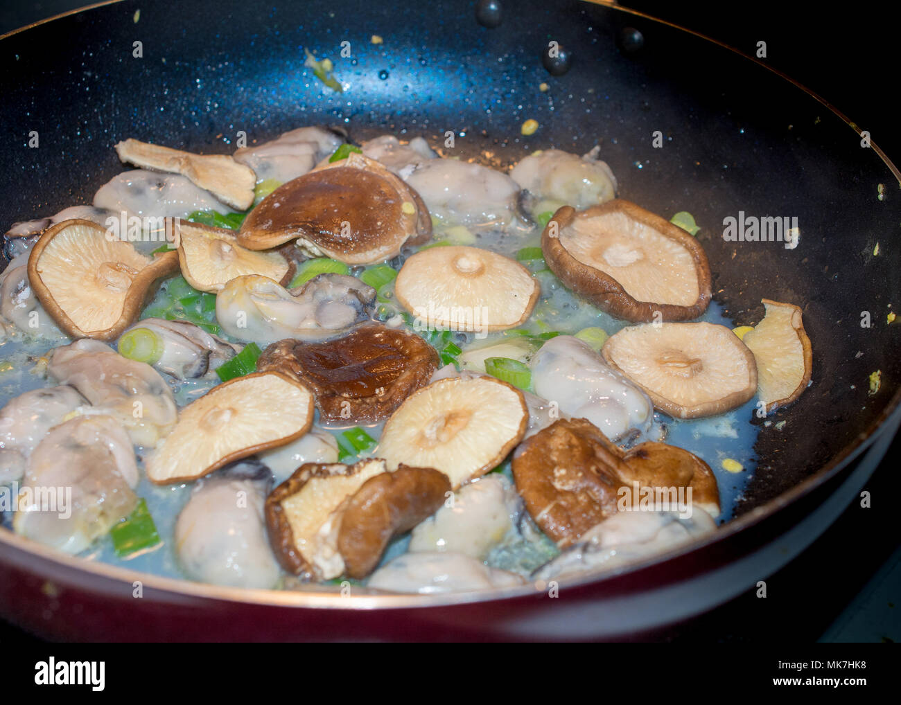 Primo piano su una padella cucinare brasati Napa cavolo. Si tratta di un comfort food a Taiwan e in altri paesi asiatici Foto Stock