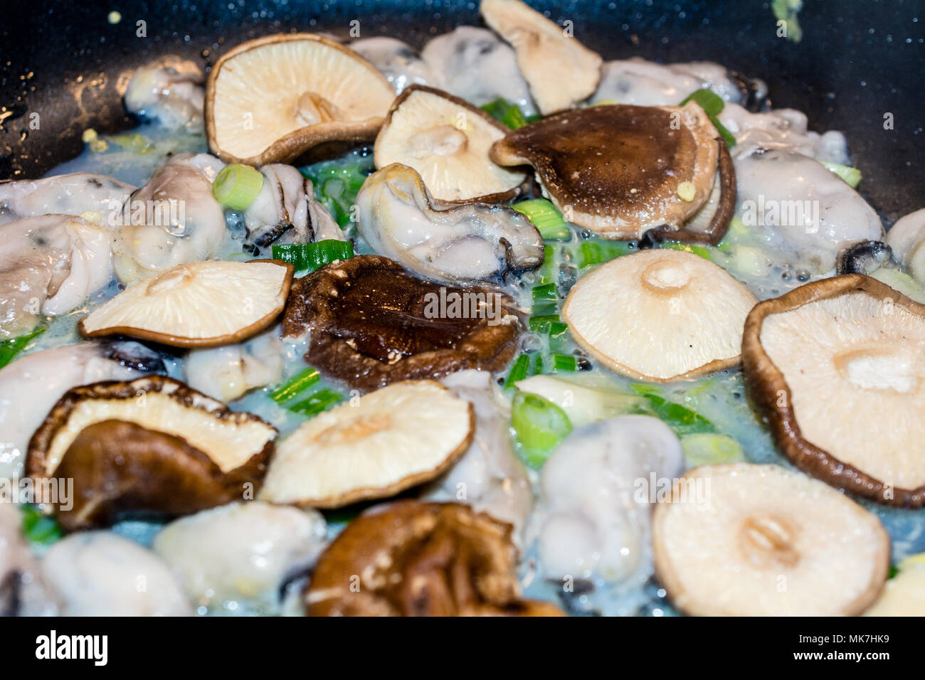 Extreme closeup in padella la cottura brasati Napa cavolo. Si tratta di un comfort food a Taiwan e in altri paesi asiatici Foto Stock