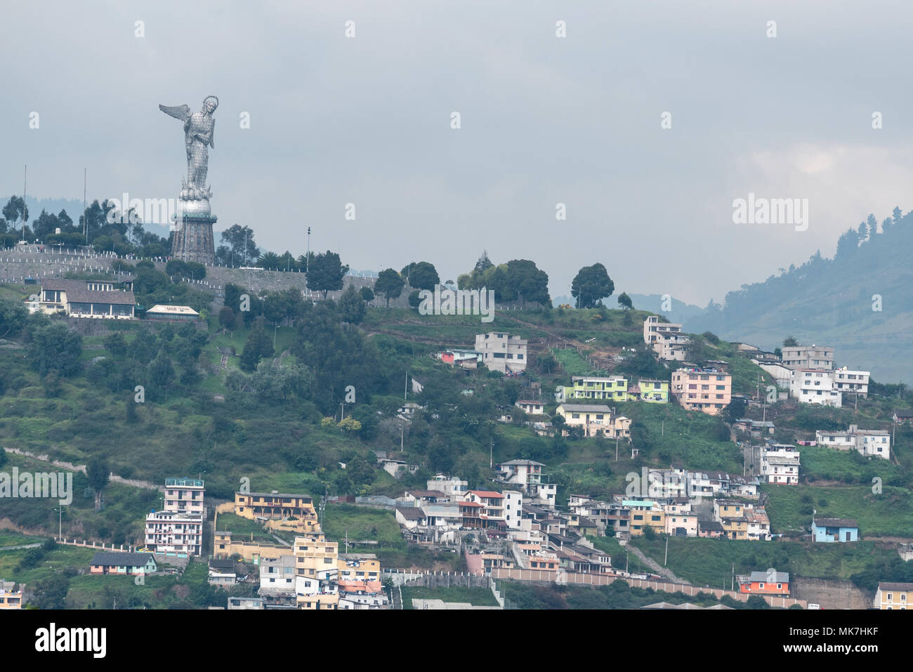 Virgen de Quito (Madonna di Quito) statua e quartiere El Panecillo Hill, Quito, Ecuador. Foto Stock