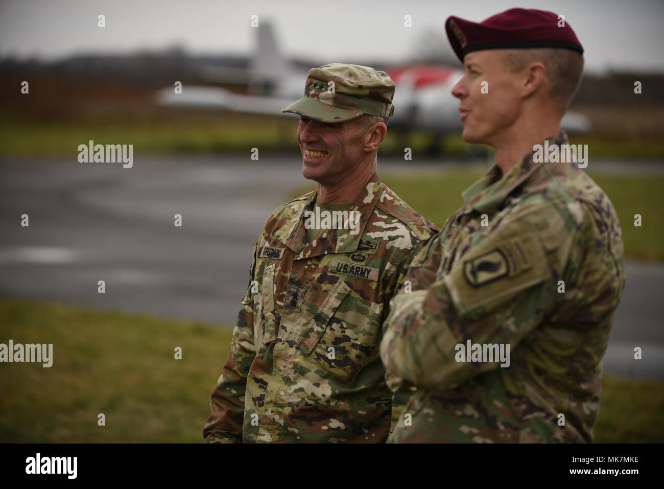 KOVIN, Serbia -- i paracadutisti da Grado Co. 2a Bn., 503rd Reggimento di Fanteria, 173rd Airborne Brigade condurre un Airborne inserimento esercizio con i paracadutisti dall esercito serbo's 63a Brigata paracadute durante l'esercizio Double Eagle 17. Esercizio Double Eagle è una azienda multi-nazionale a livello di inserimento airborne esercizio che intendono migliorare il rapporto tra gli Stati Uniti e Serbia, e rafforzare la sicurezza regionale. Foto Stock