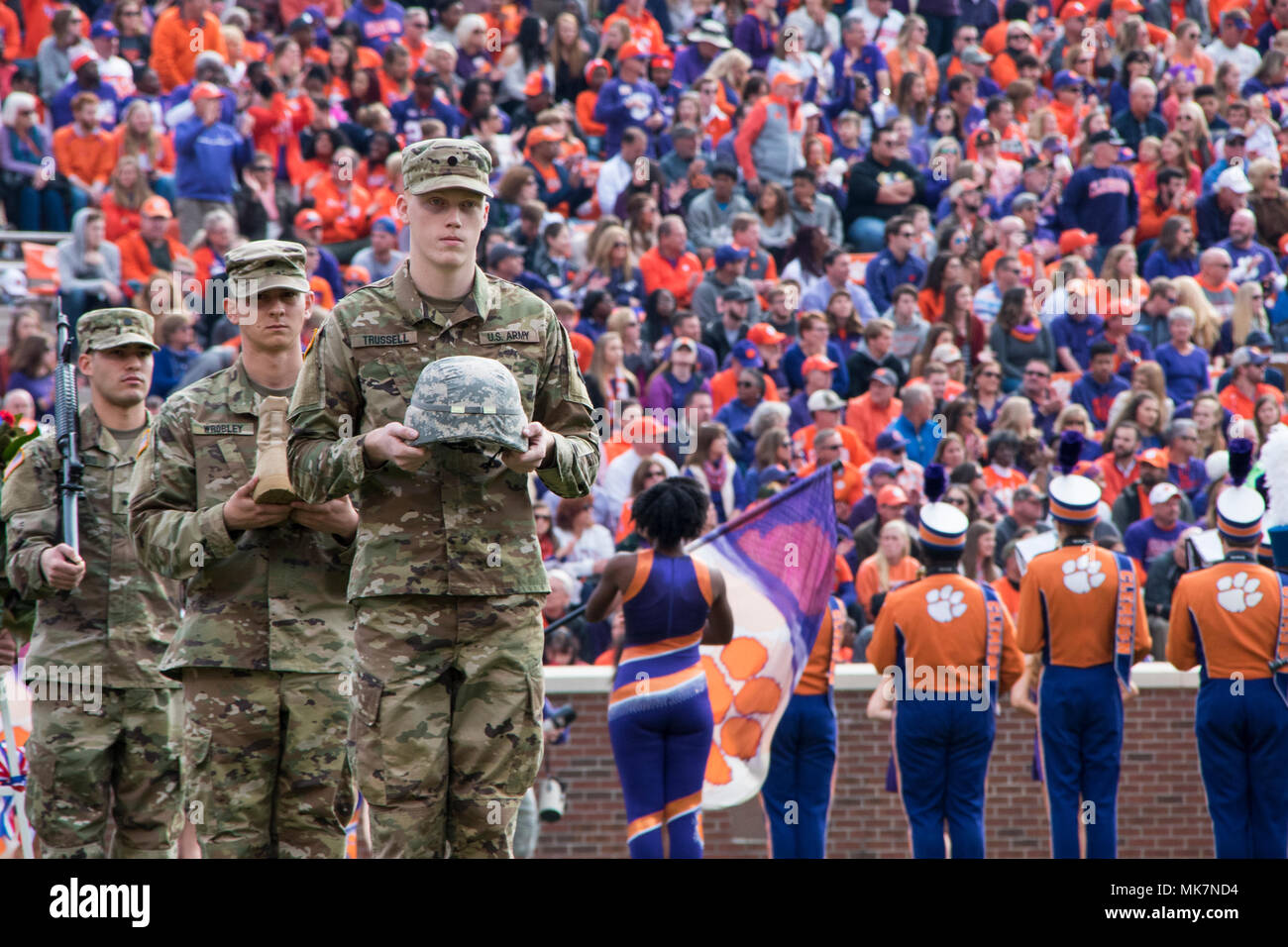 Army ROTC cadetti preparare per assemblare un Corss soldati sul campo durante il tempo di emisaturazione in onore del servizio i membri che hanno dato la loro vita. Università di Clemson terrà la sua annuale apprezzamento militare giorno nov. 18, 2017 presso il Memorial Stadium durante l'ultima partita in casa contro la Cittadella. (U.S. Esercito nazionale Guard Photo by Staff Sgt. Erica Knight, 108th Affari pubblici distacco) Foto Stock