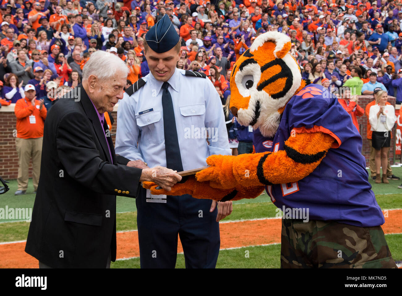 Stati Uniti Esercito Col. (Ret) Ben Skardon fu onorato come "l'eroe del gioco' durante l'Università di Clemson annuale dell apprezzamento militare giorno nov. 18, 2017 presso il Memorial Stadium durante l'ultima partita in casa contro la Cittadella. Skardon servita nel Pacifico durante la seconda guerra mondiale. Egli è sopravvissuto il Bataan morte marzo e più di tre anni in un campo di prigionia. Più tardi, egli ha anche servito in Corea prima di andare in pensione nel 1962. (U.S. Esercito nazionale Guard Photo by Staff Sgt. Erica Knight, 108th Affari pubblici distacco) Foto Stock