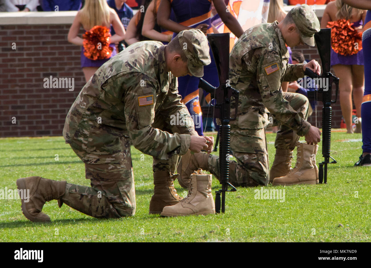 Army ROTC cadetti mano dogtags in soldati Cross durante il tempo di emisaturazione all'apprezzamento militare giorno. Università di Clemson terrà la sua annuale apprezzamento militare giorno nov. 18, 2017 presso il Memorial Stadium durante l'ultima partita in casa contro la Cittadella. (U.S. Esercito nazionale Guard Photo by Staff Sgt. Erica Knight, 108th Affari pubblici distacco) Foto Stock