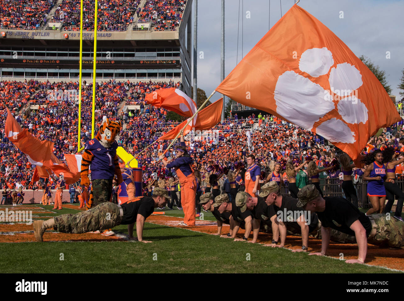 La Clemson Tiger mantiene un occhio su Army ROTC Cadetti facendo push-up dopo un touchdown. Università di Clemson terrà la sua annuale apprezzamento militare giorno nov. 18, 2017 presso il Memorial Stadium durante l'ultima partita in casa contro la Cittadella. (U.S. Esercito nazionale Guard Photo by Staff Sgt. Erica Knight, 108th Affari pubblici distacco) Foto Stock