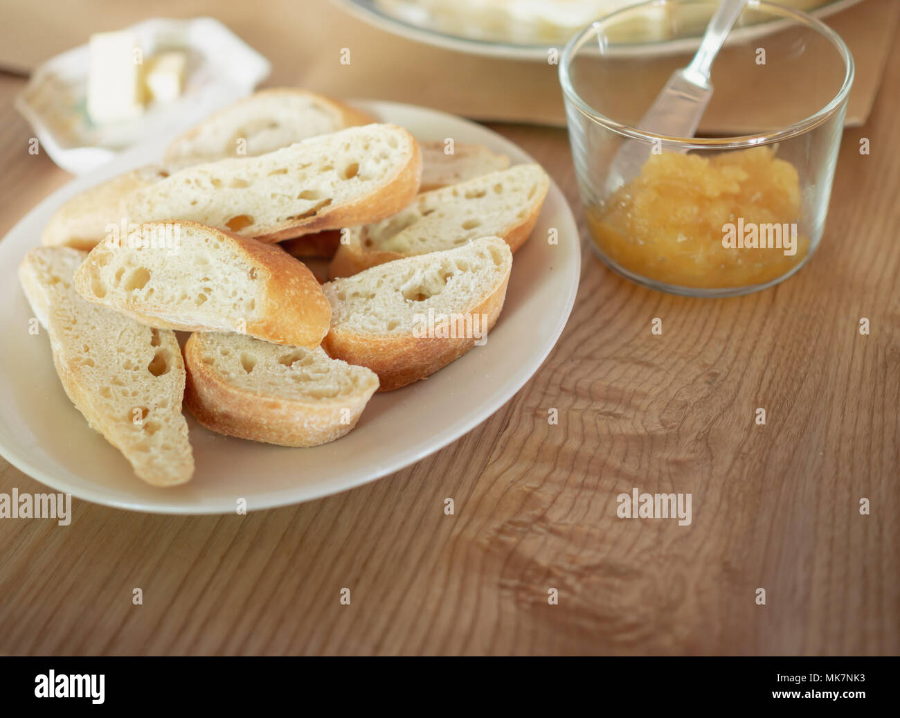 Francese croccante fetta di pane, burro e marmellata di ananas sul tavolo di legno per la colazione al mattino Foto Stock